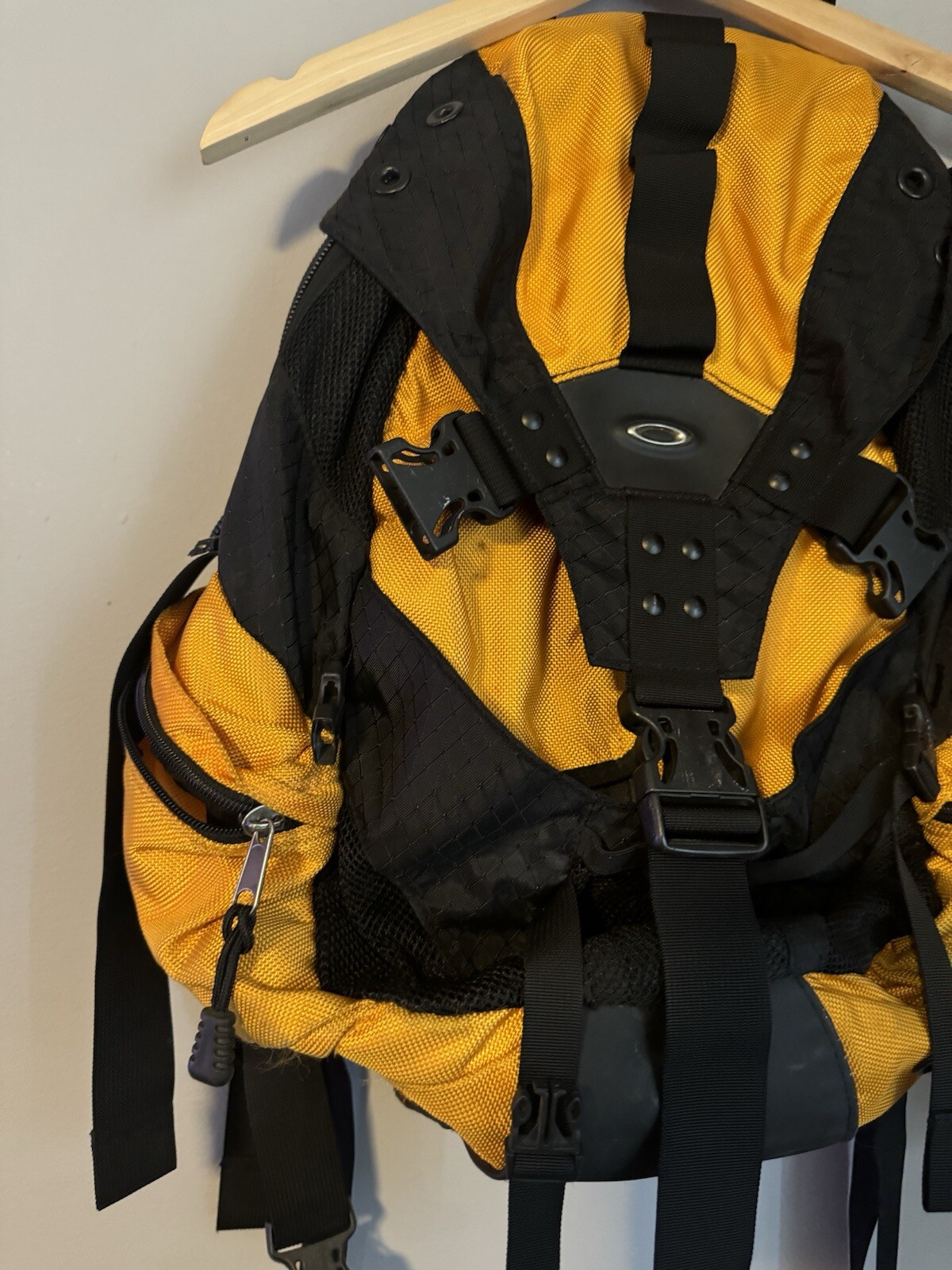 Oakley Icon 1.0 Backpack – Yellow/Black – Vintage – Genuine