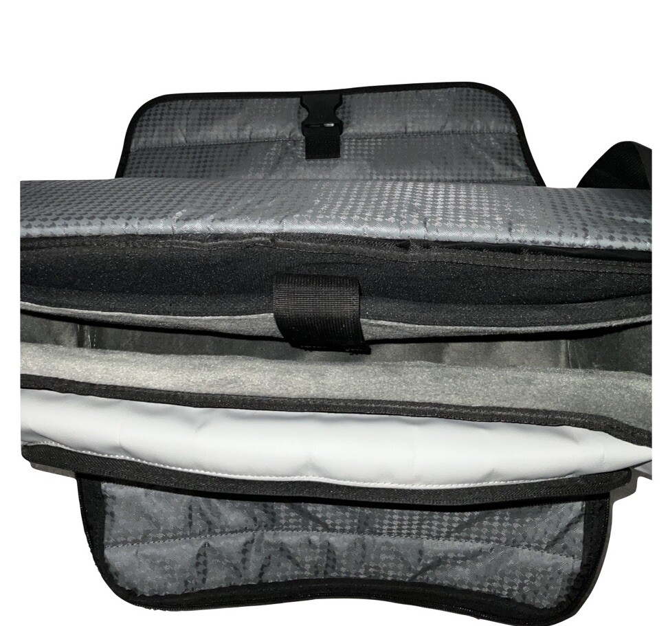 MONO EFX SERIES THE KONTROLLER CLASSIC MESSENGER BAG, BLACK UP TO 17” Laptop