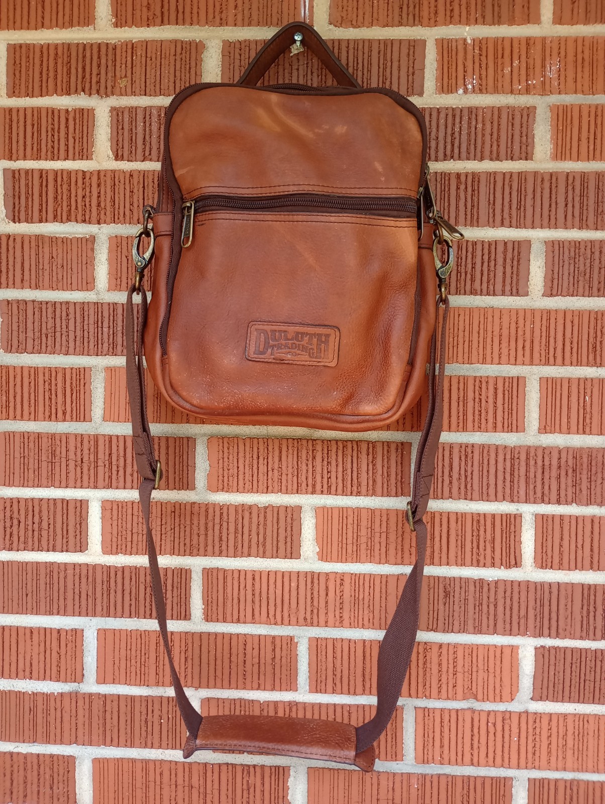 Duluth Trading Co Lifetime Leather Travel Bag Multi Zip Pocket Crossbody Brown
