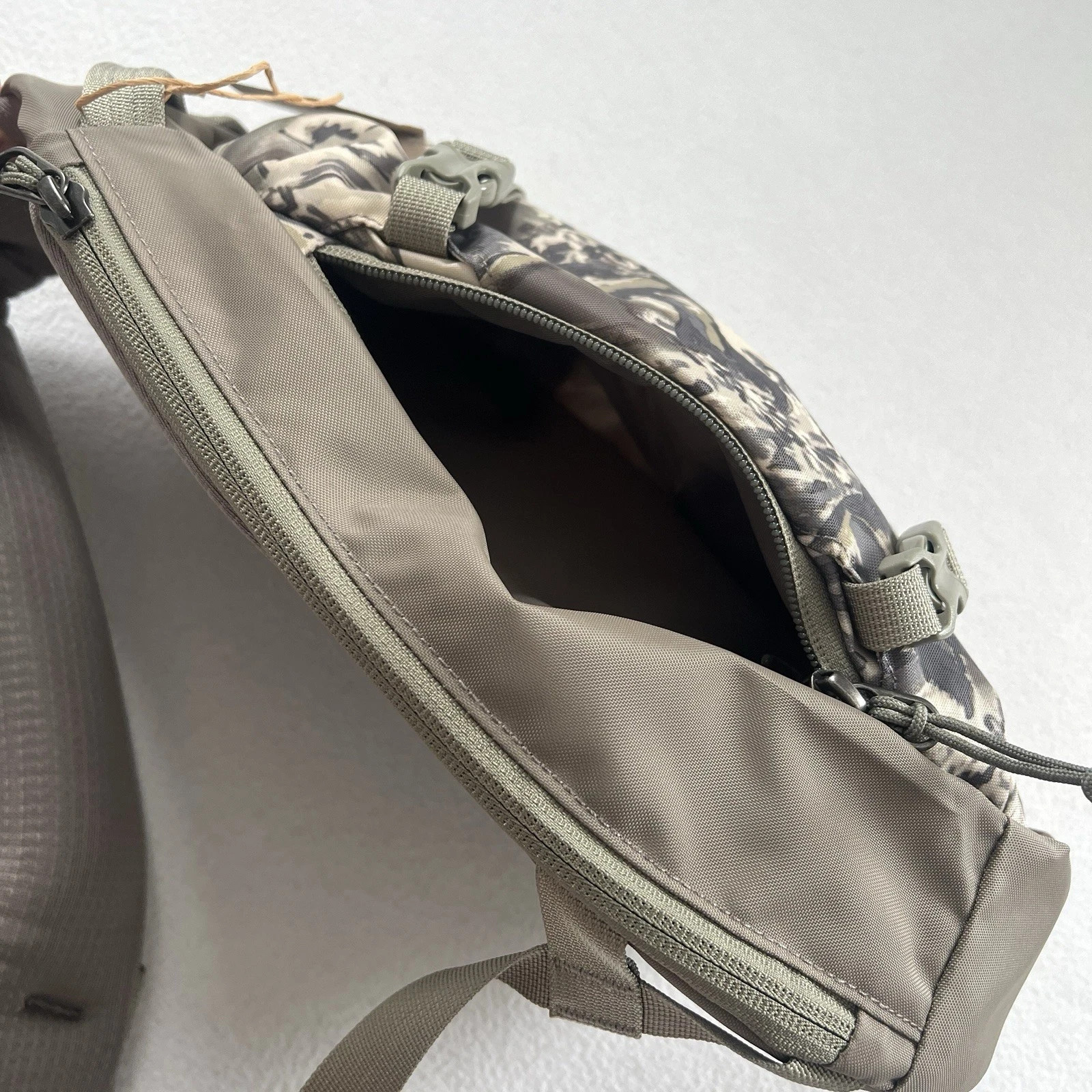 Patagonia Splashing Seas Wing Grey SPWI Print Atom Sling 8L Bag 48262 MissingTag