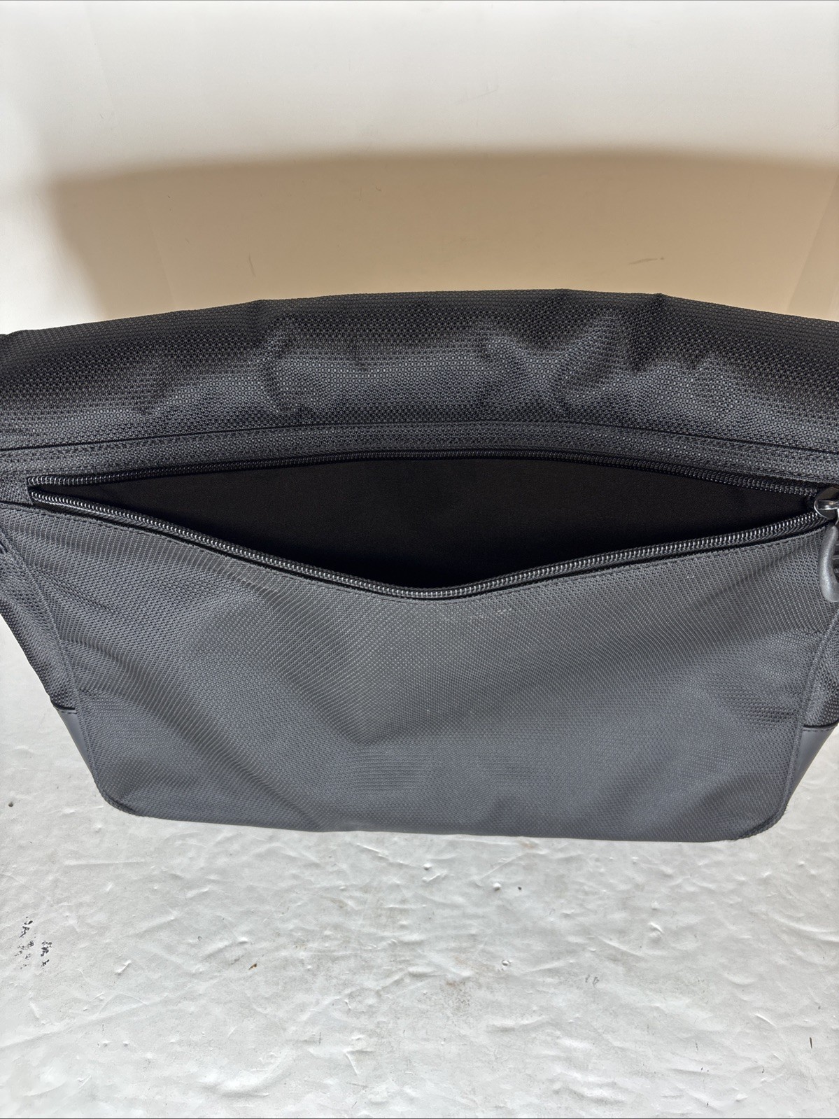 Tumi T2 Ballistic Black Messenger Briefcase Laptop Bag Nylon Black Shoulder