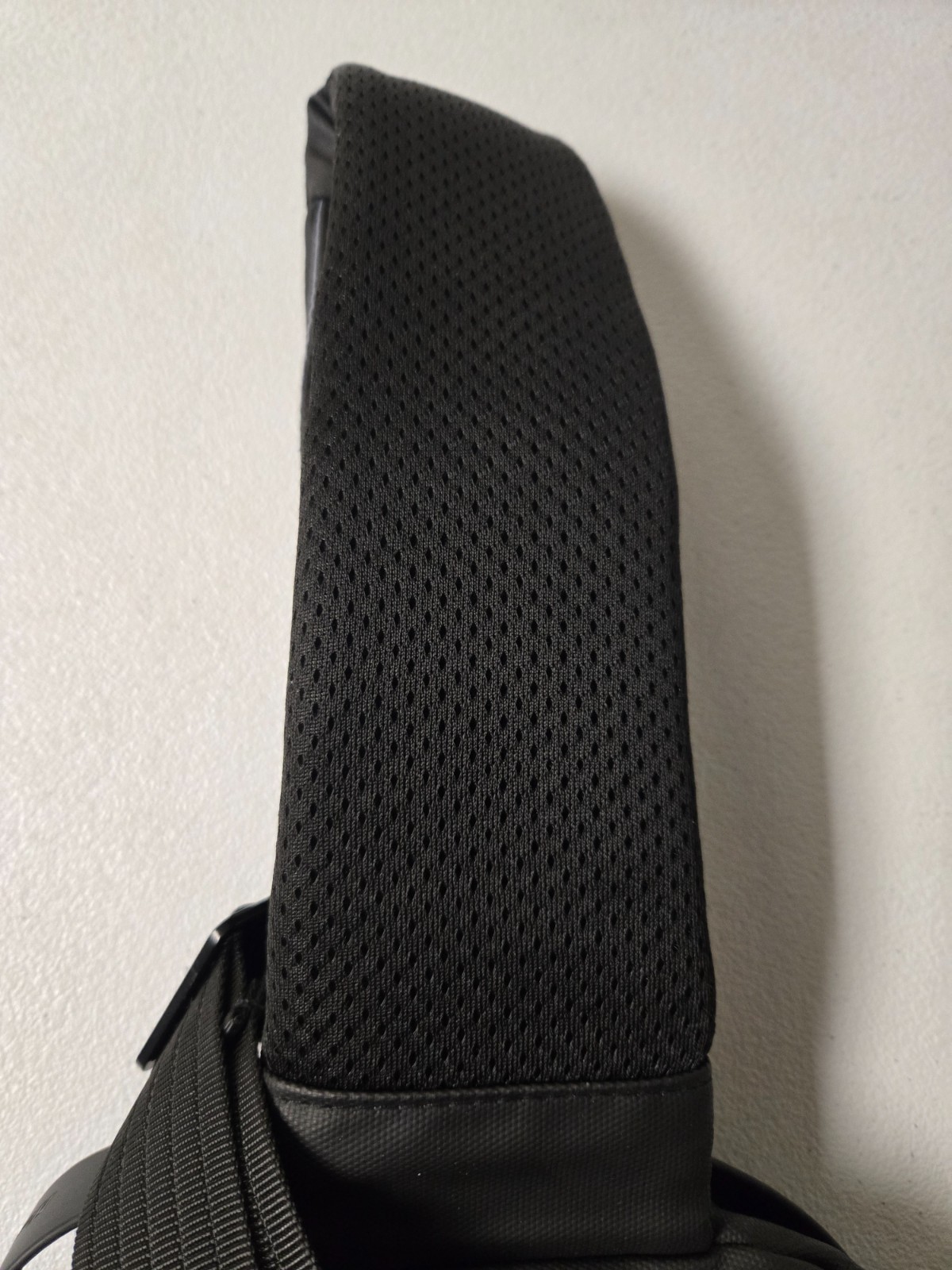 HEROIC KNIGHT Travel Sling Shoulder Bag w/ USB Charging Port Crossbody Chest Bag