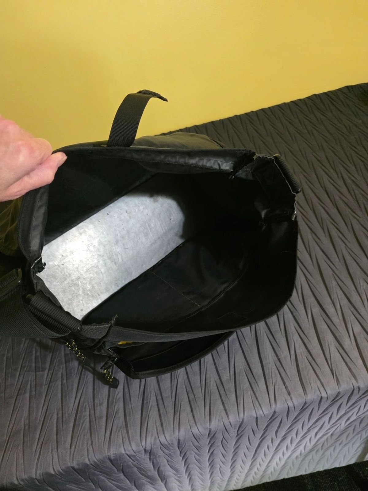 Jeep Black Men’s Messenger Bag – Durable Everyday Carry
