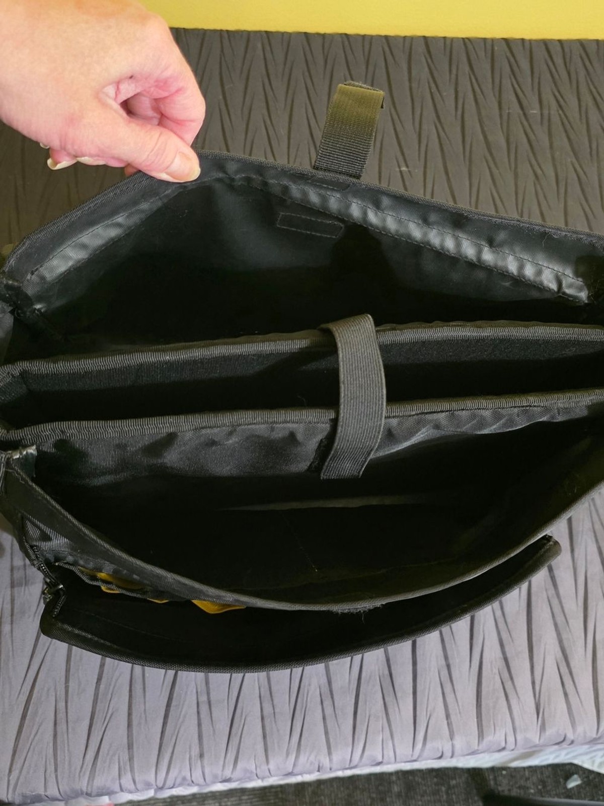 Jeep Black Men’s Messenger Bag – Durable Everyday Carry