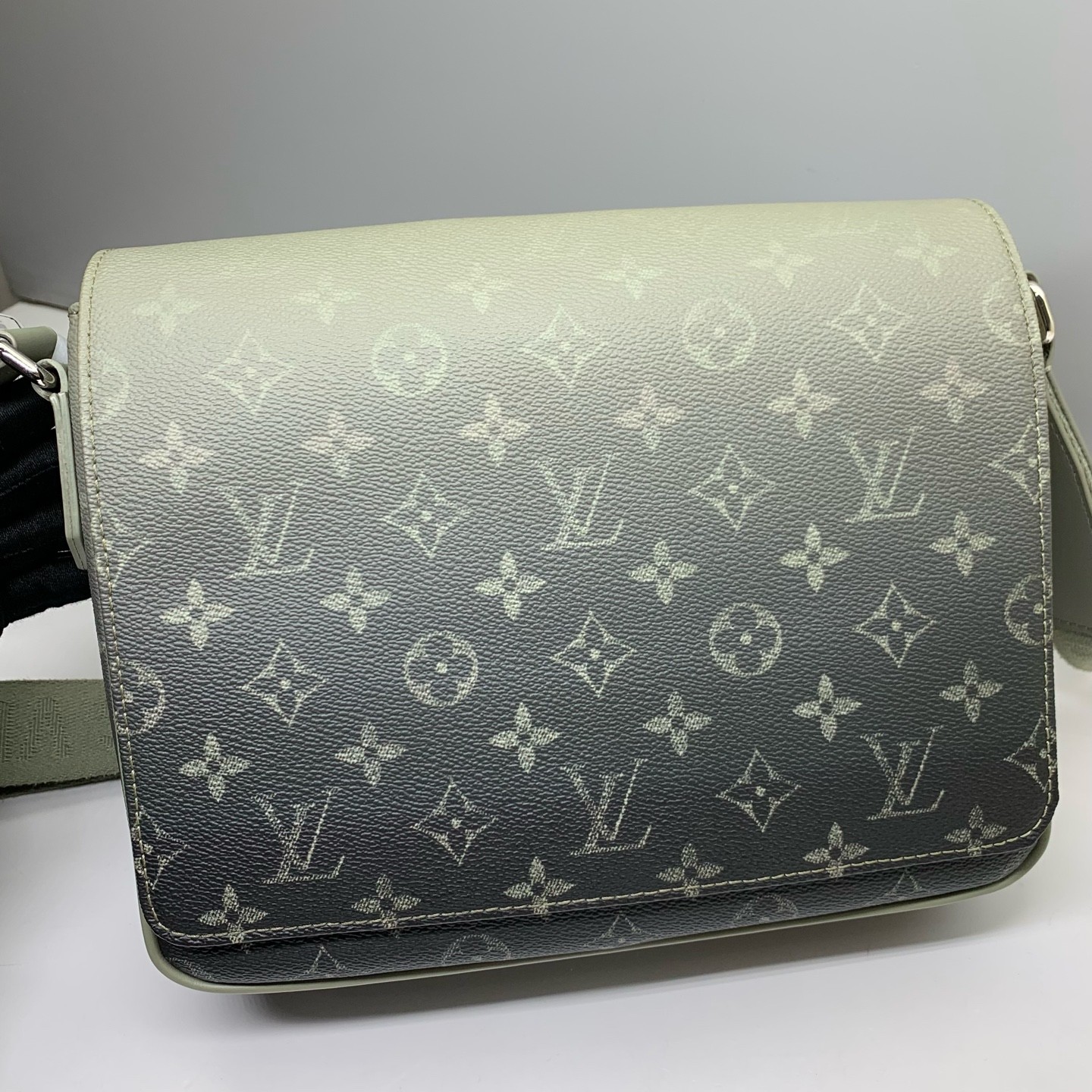 Louis Vuitton Pre-Owned Authentic DISTRICT Messenger Bag Crossbody Grey26x20x7cm