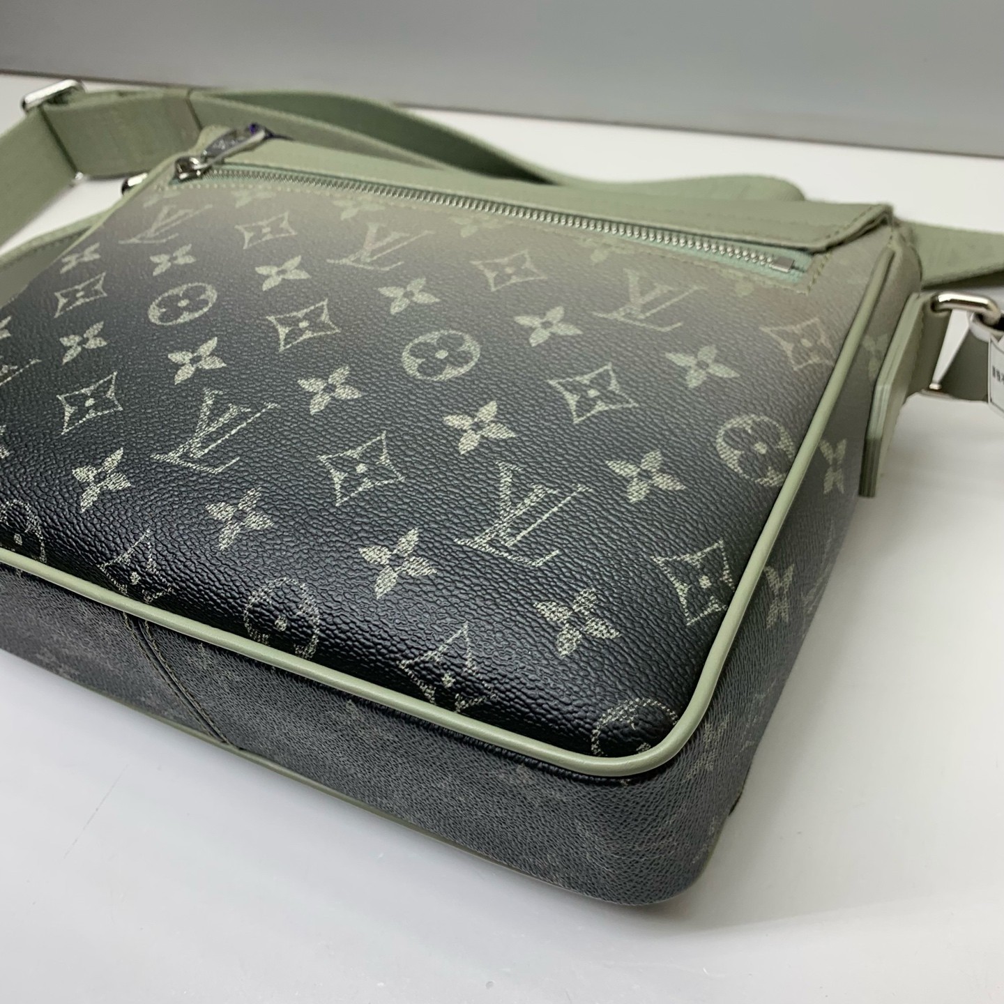 Louis Vuitton Pre-Owned Authentic DISTRICT Messenger Bag Crossbody Grey26x20x7cm