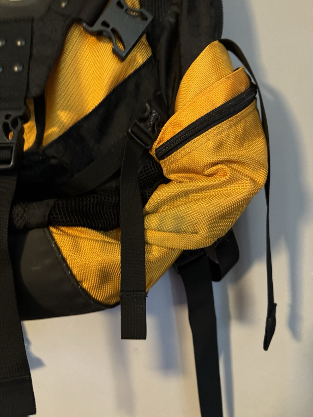 Oakley Icon 1.0 Backpack – Yellow/Black – Vintage – Genuine