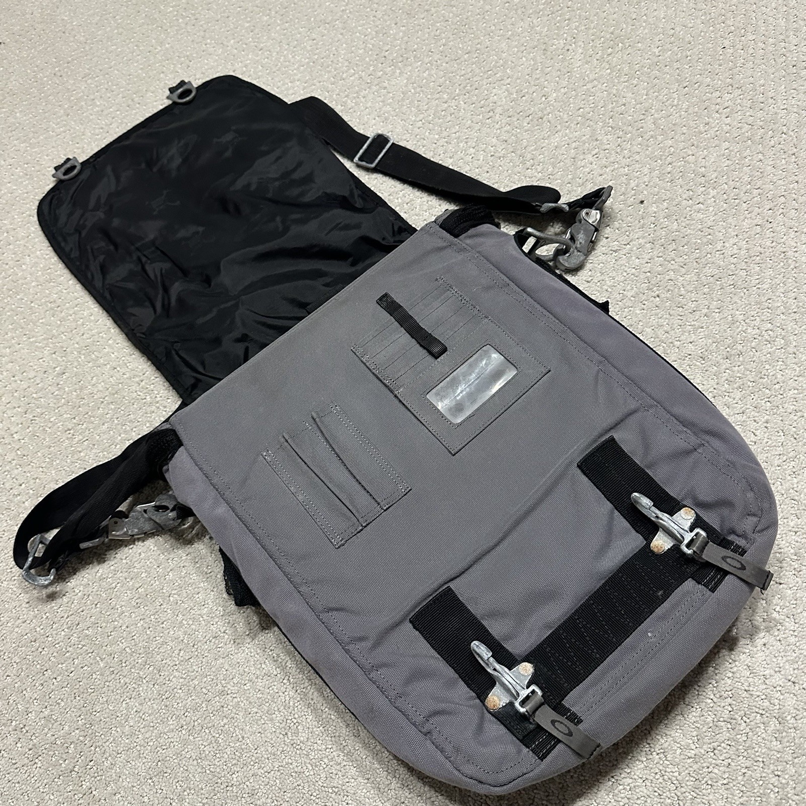 Vintage Oakley Tactical Field Gear Lvl 4 Restraint vertical Messenger bag Rare