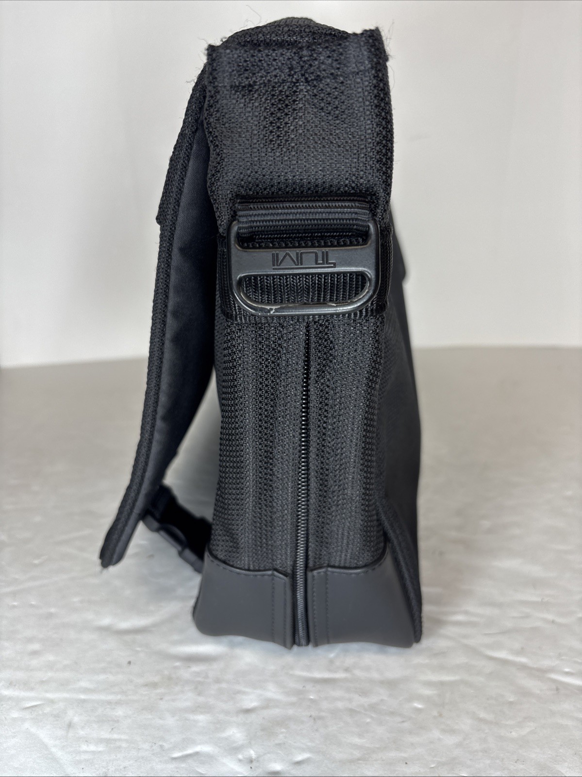 Tumi T2 Ballistic Black Messenger Briefcase Laptop Bag Nylon Black Shoulder