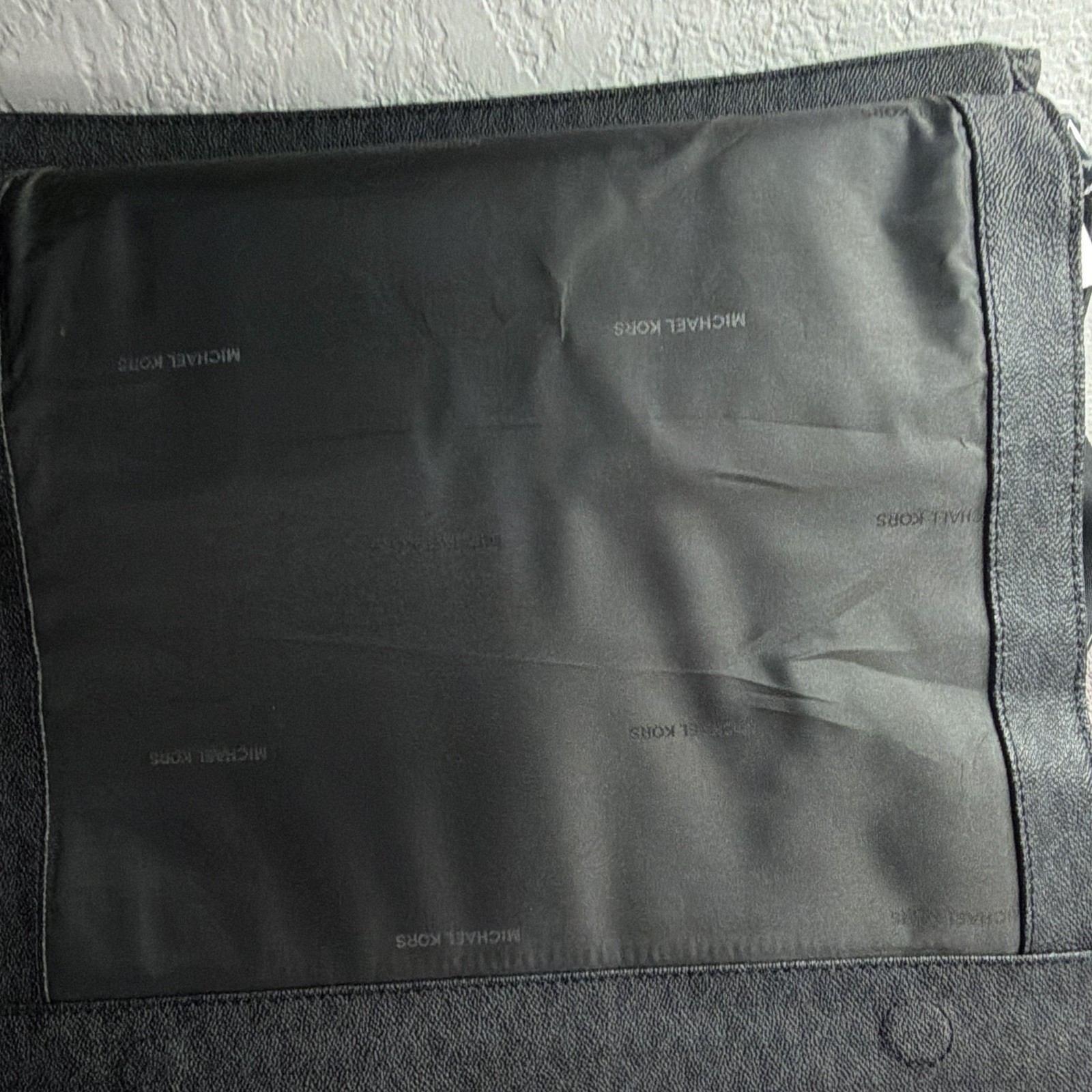 Michael Kors Black Messenger Bag Magnetic Closure Adjustable Strap Inner Pockets