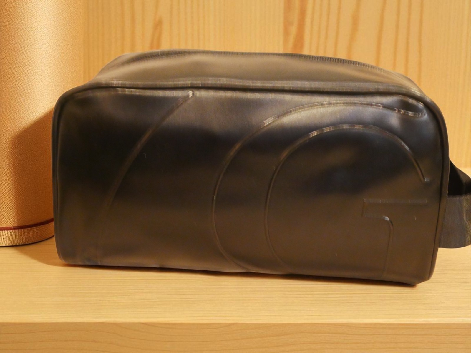 NEW MEDIUM MEN’S GUESS BLACK LEATHER LOGO HANDLE TOILETRY TRAVEL CASE BAG