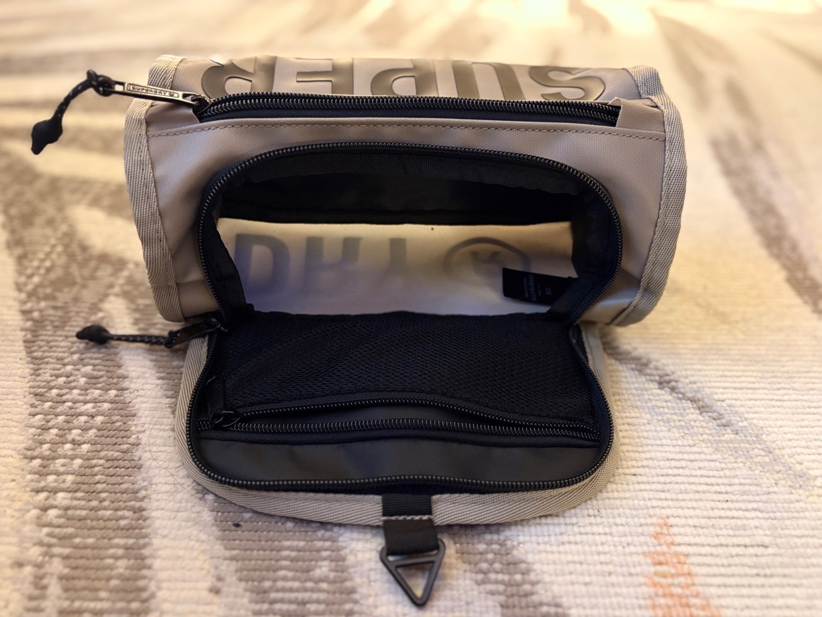 Superdry – Tarp Wash Mini Bag (Grey)