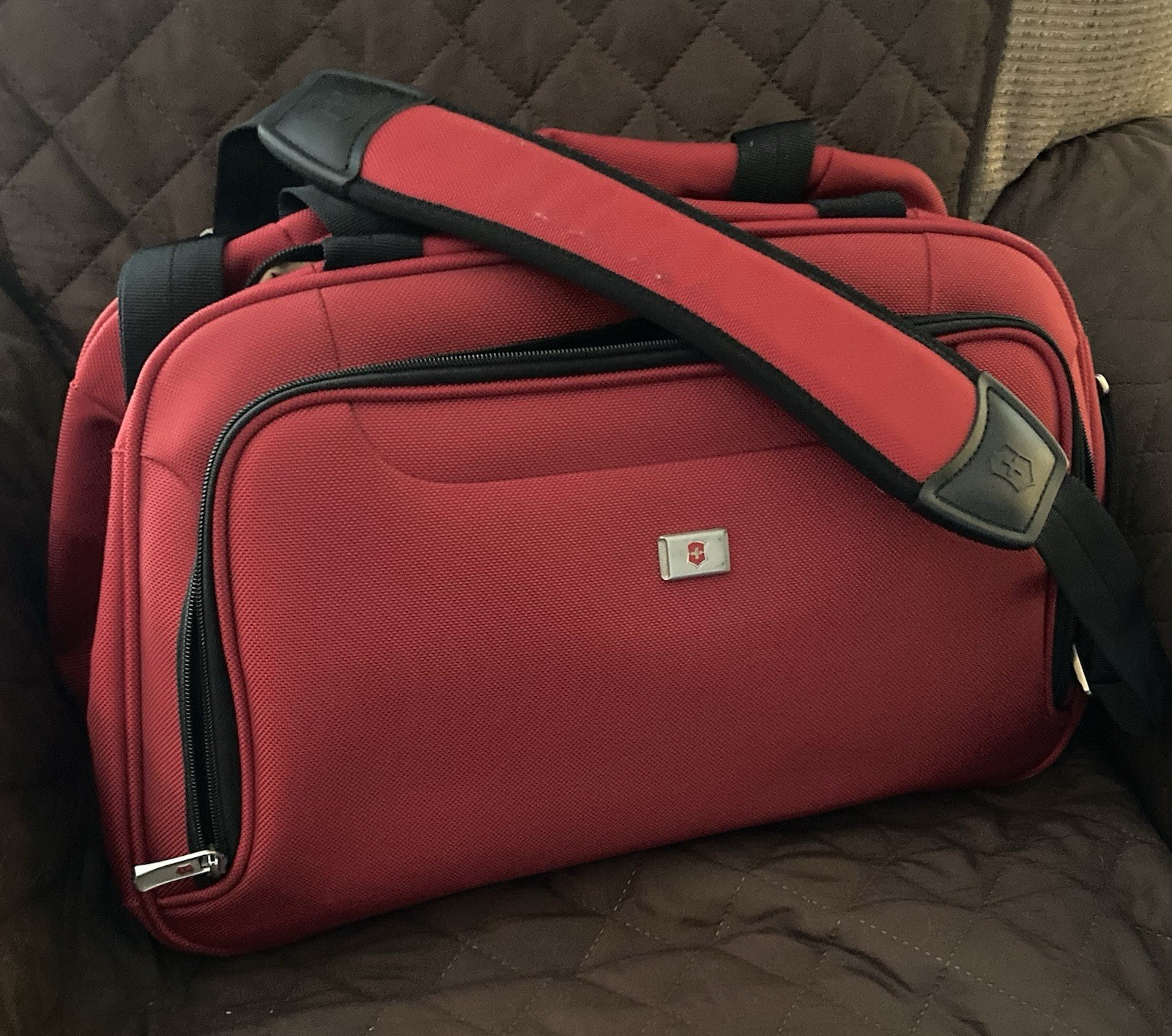 Victorinox Red Canvas Duffle Bag Luggage Carrier Zip Pockets Detachable Strap