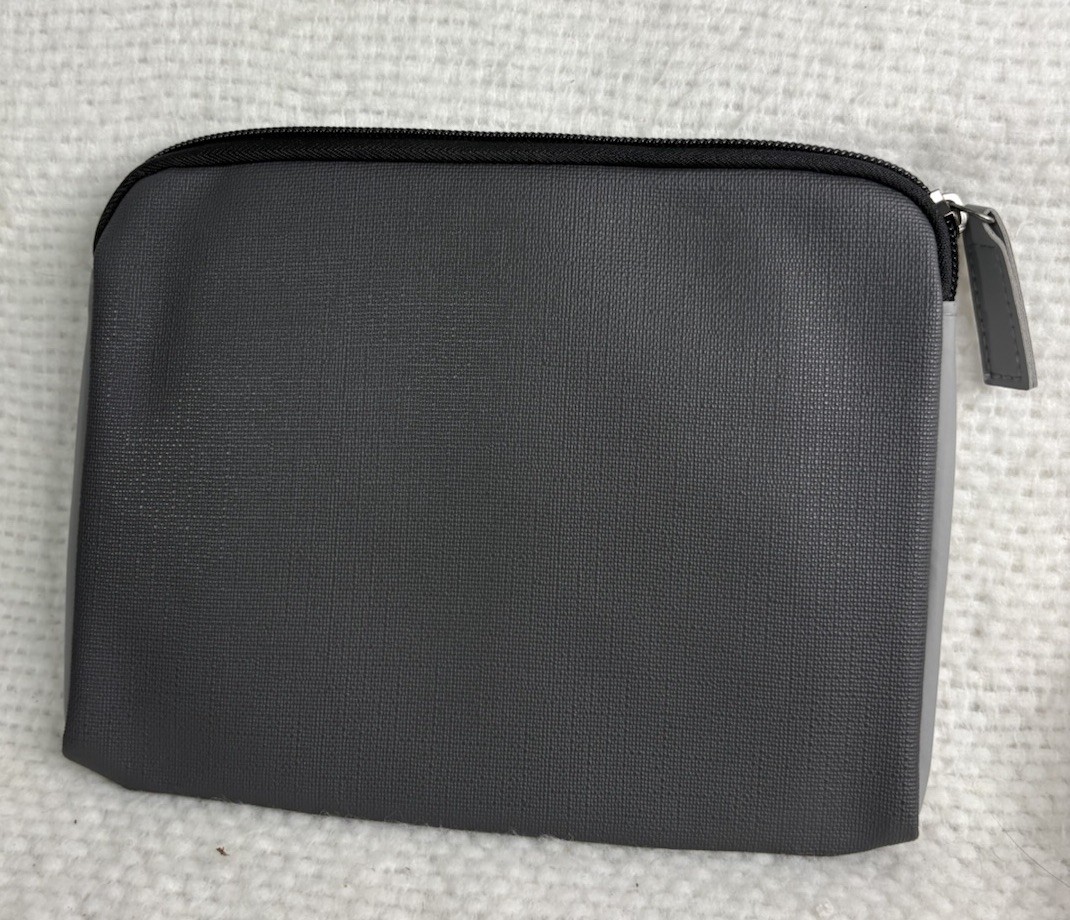 NWT TUMI delta Toiletry bag Grey Vinyl with Metal Logo and Zipper Medium Pouch
