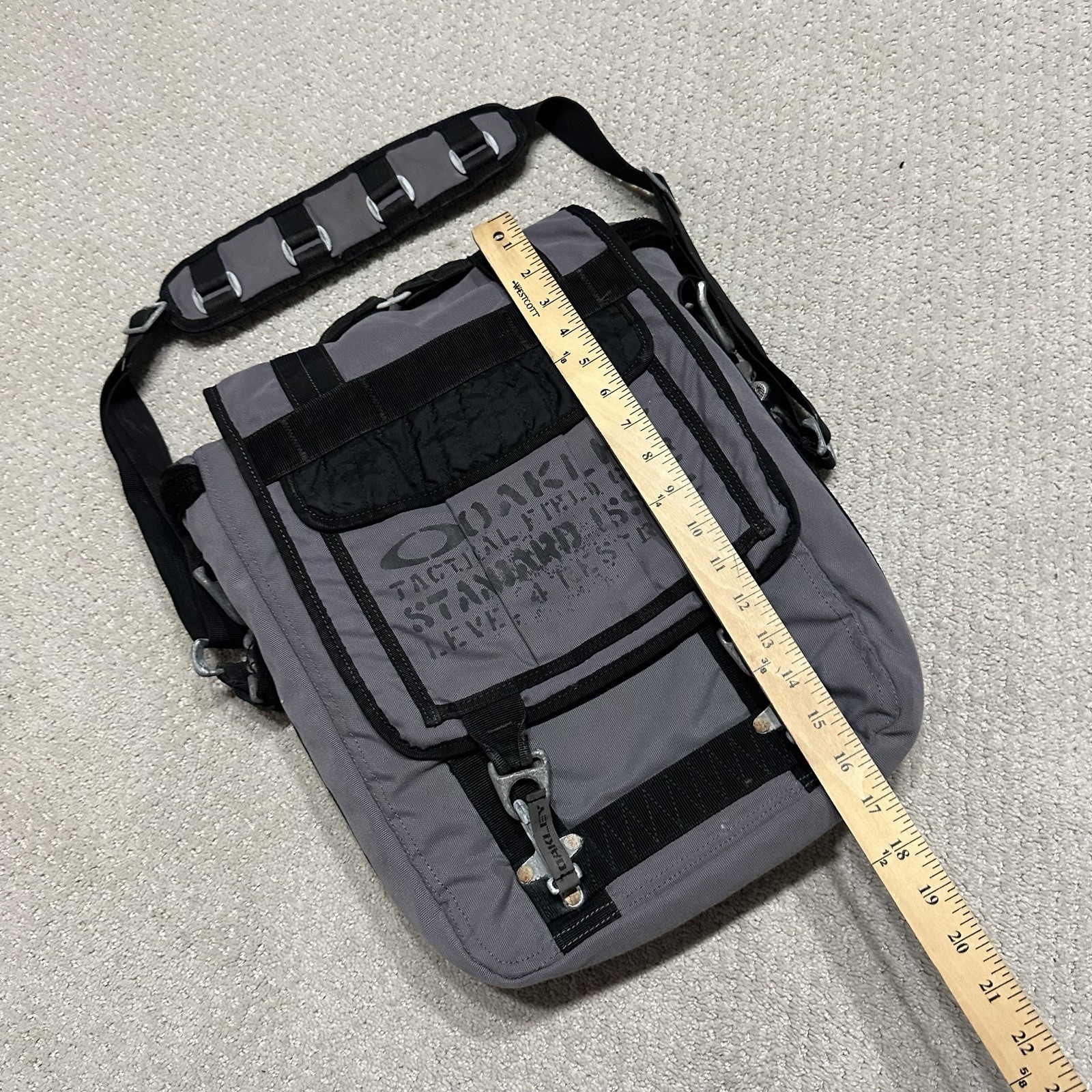 Vintage Oakley Tactical Field Gear Lvl 4 Restraint vertical Messenger bag Rare