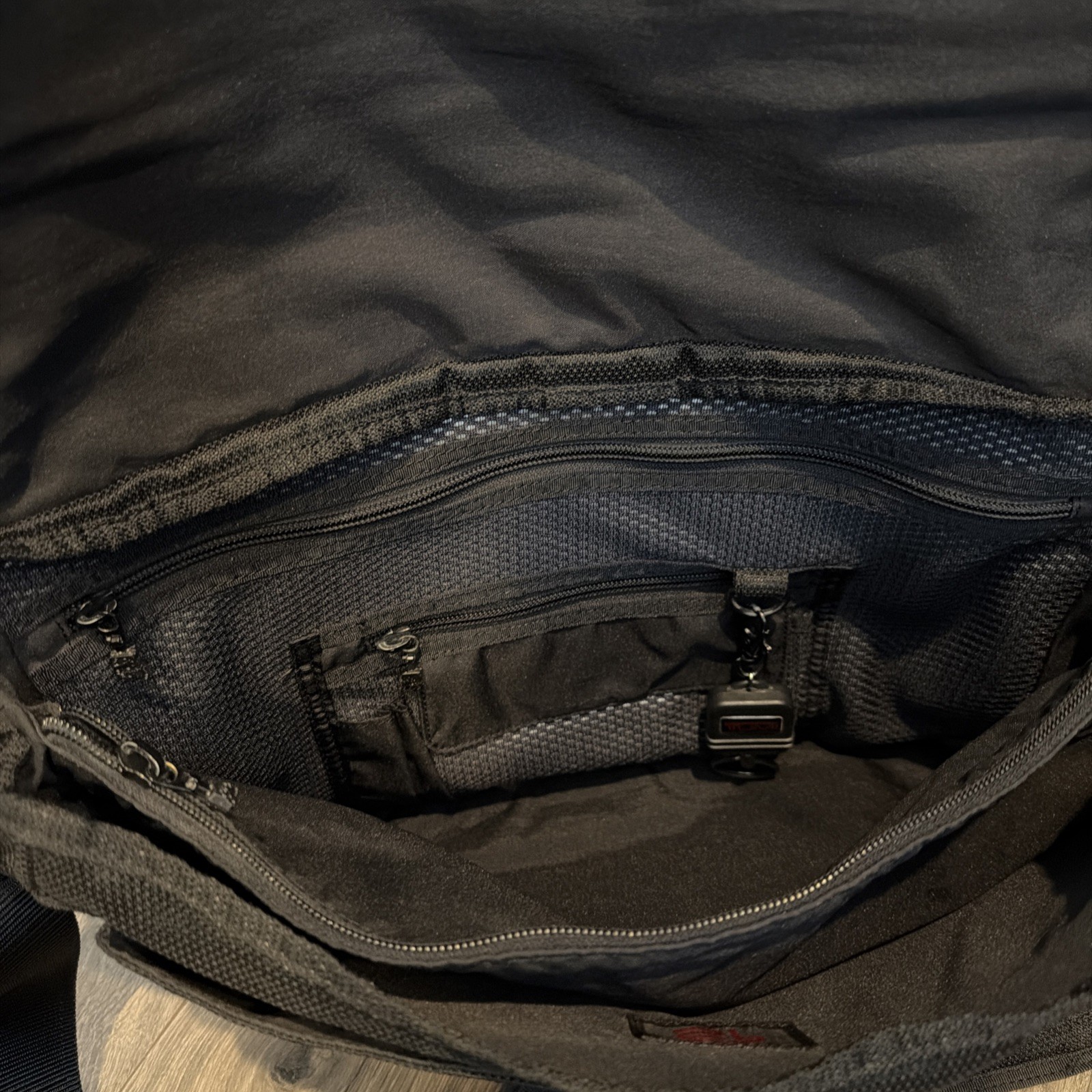 Tumi T2 Tech Bag Black Ballistic Expandable Messenger Laptop Bag Satchel Travel