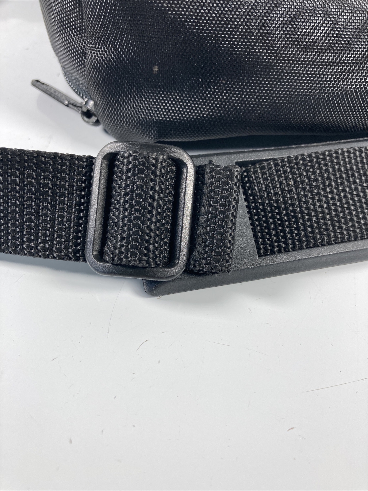 NINTENDO GAME BOY PADDED BAG IN BLACK ACROSS CHEST OVER SHOULDER Working Zipper