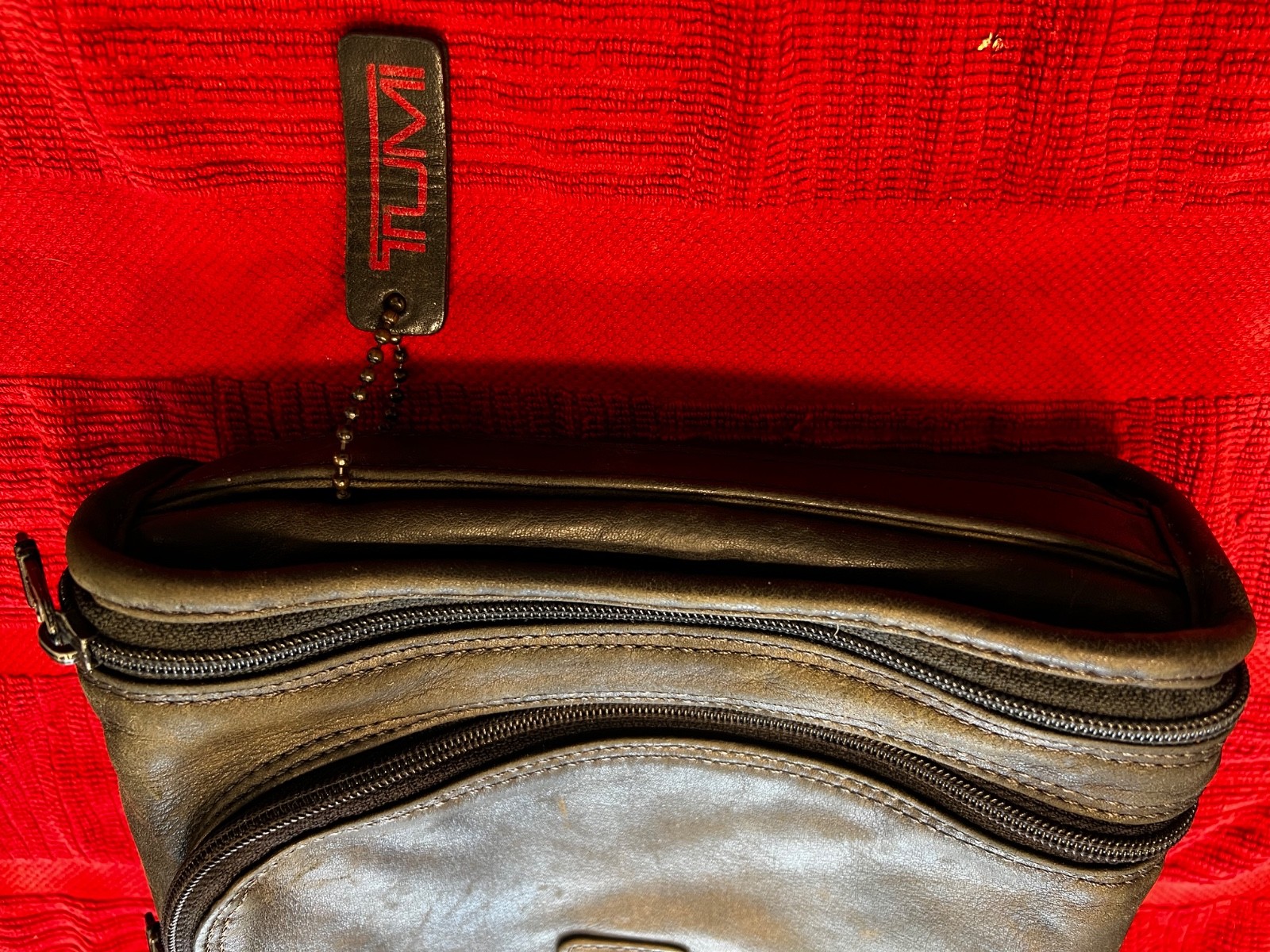 Tumi leather Travel Dopp Kit Toiletry Bag – large – very good Condition
