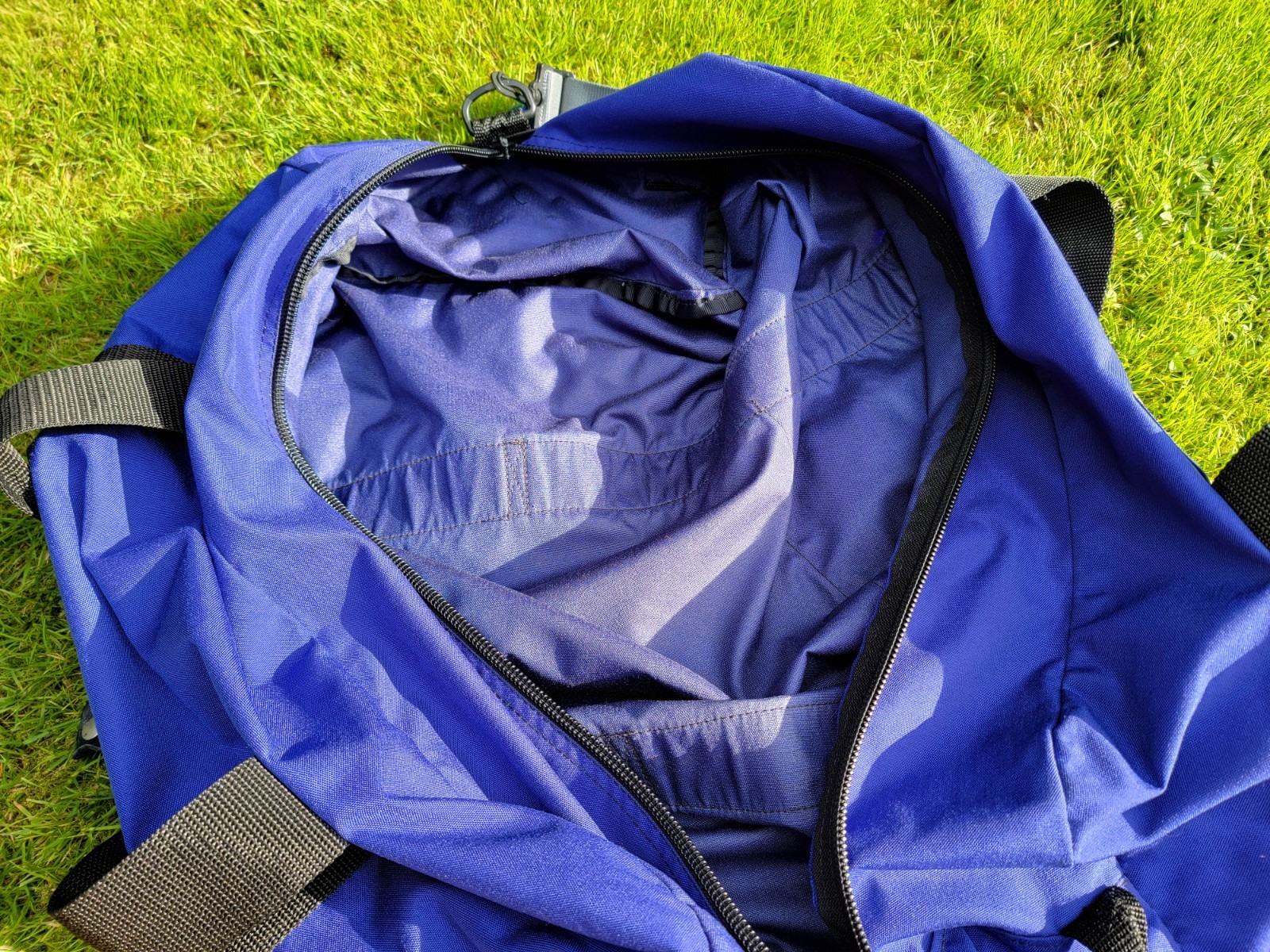 CARIBOU MOUNTAINEERING (USA) Vintage Purple Cordura 28″ Duffle Camping Gear Bag