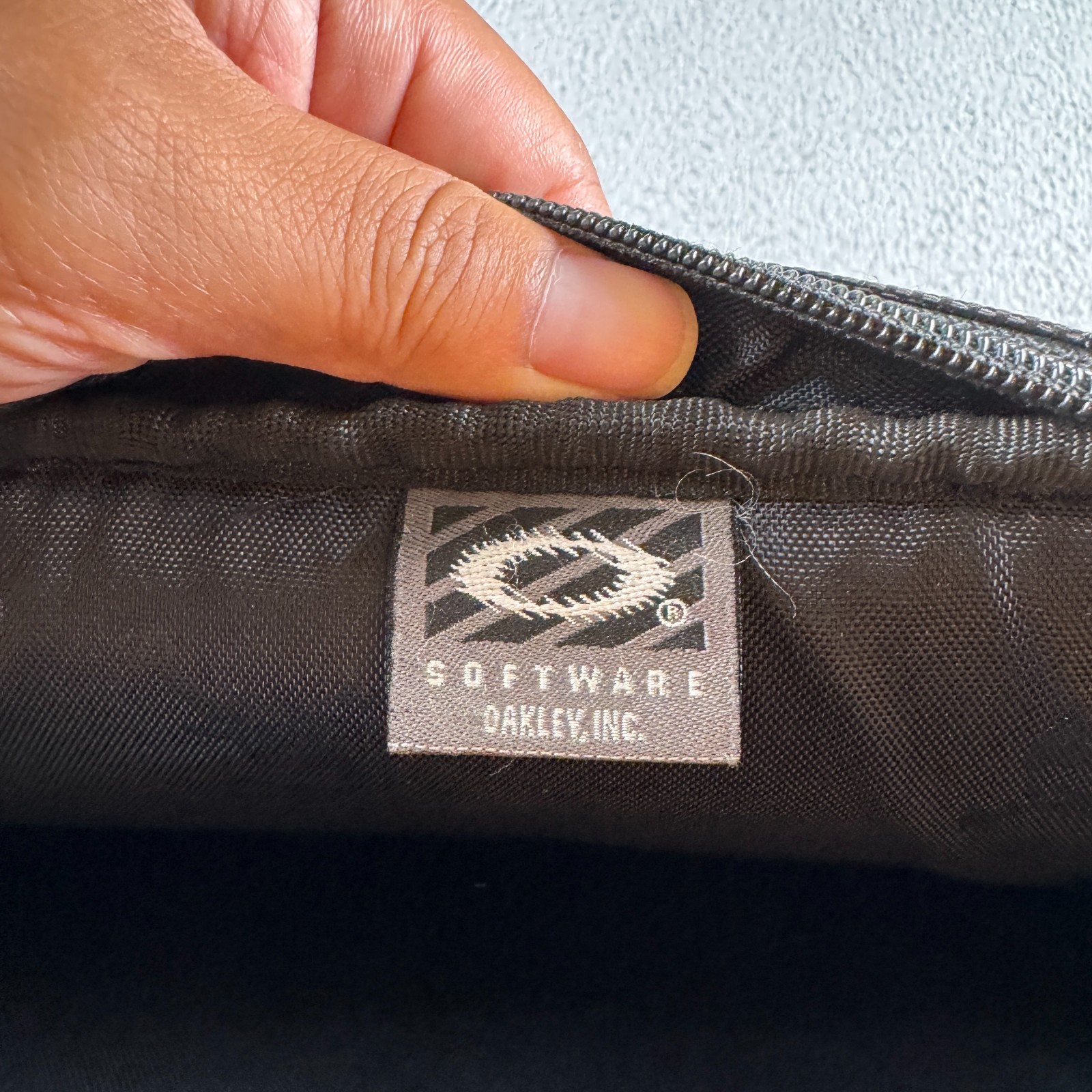 Vintage Y2K Oakley Software Computer Laptop Crossbody Messenger Bag Hard Cover