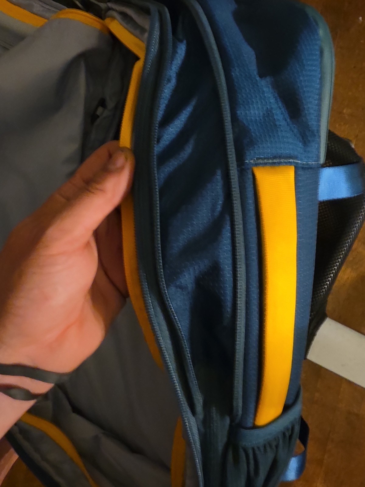 High Siera Travel Backpack, 2-Inch Expansion, WetPak Pockets, 20″ Laptop Slot