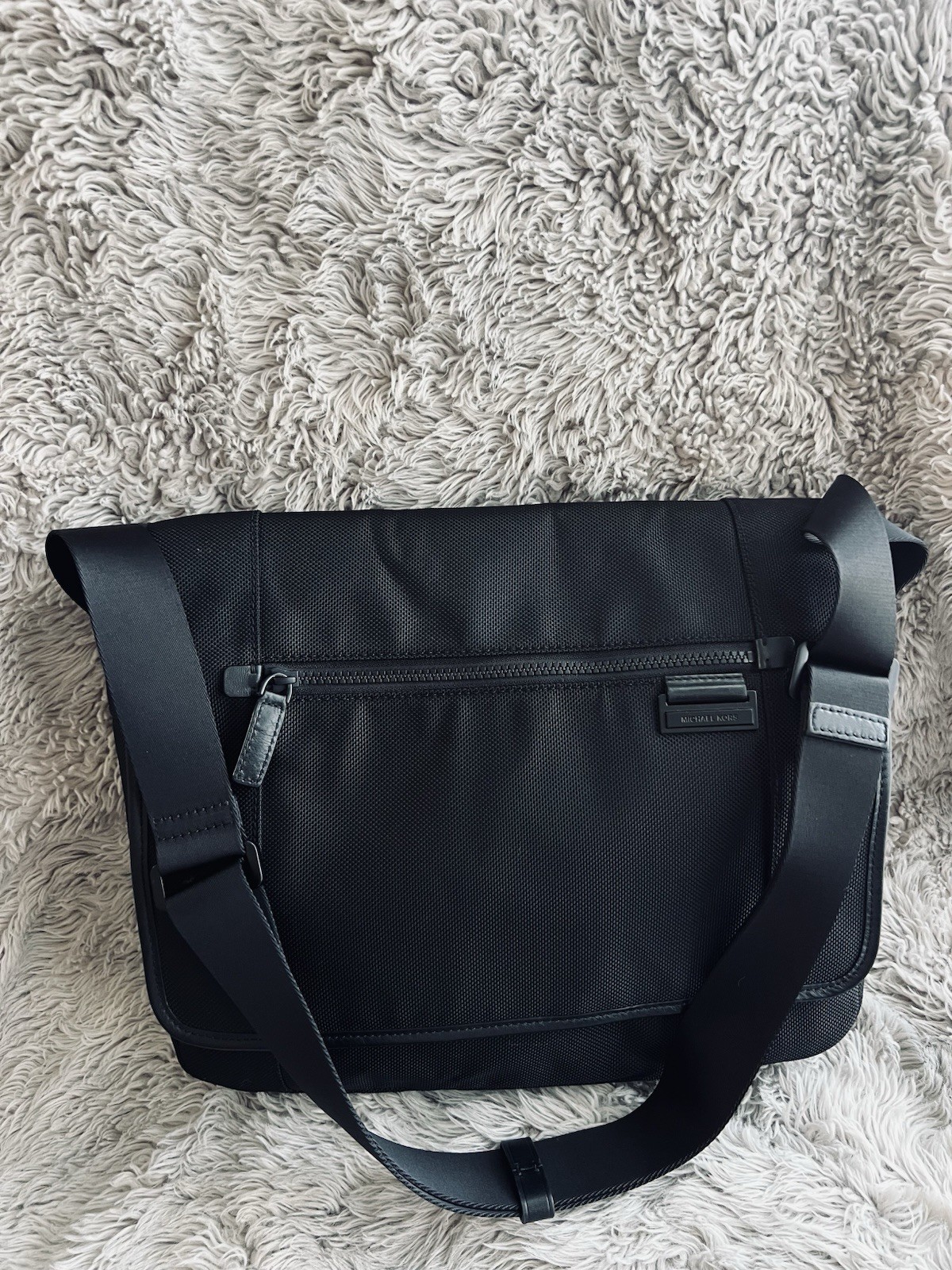 MICHAEL KORS Men’s Large Travis Messenger Bag crafted Leather Trim Black Nylon