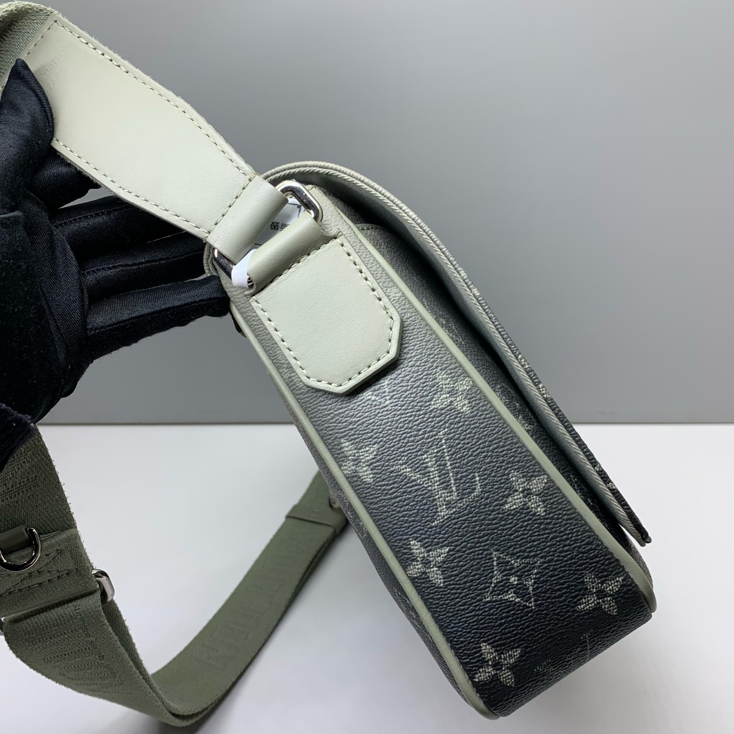Louis Vuitton Pre-Owned Authentic DISTRICT Messenger Bag Crossbody Grey26x20x7cm