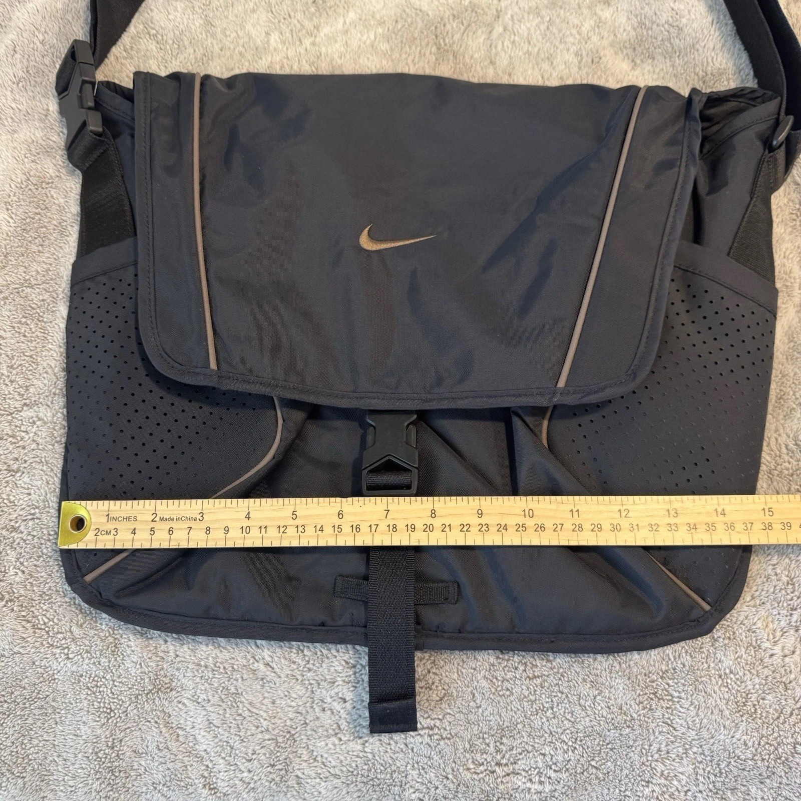 Nike Sportswear Essentials Messenger Bag (15L) Black Ironstone Shoulder Strap
