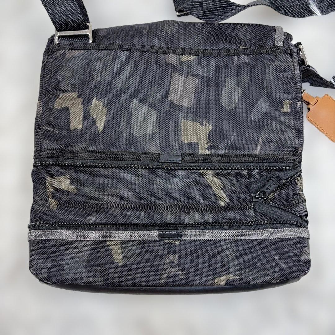 Excellent Condition TUMI 222371 Messenger Shoulder Bag Camouflage Leather