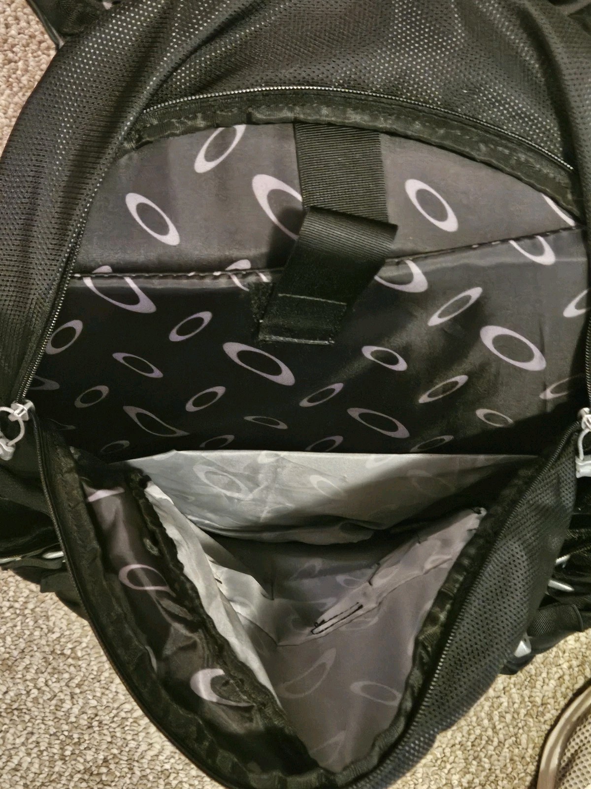 Oakley KITCHEN SINK Backpack 34L Capacity – 92060AODM – BLACK