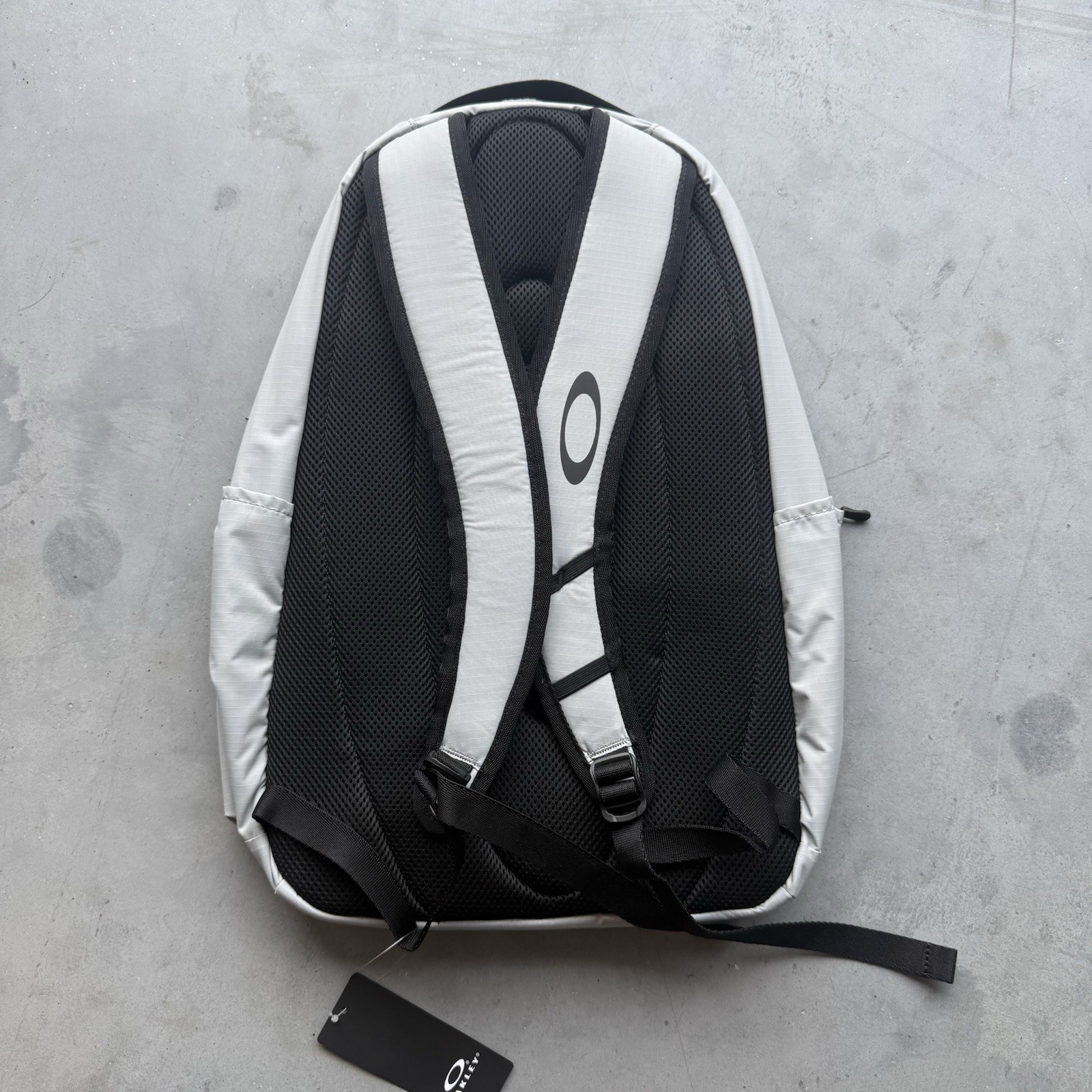 Oakley – 28L Sport Backpack – FOS901244 – Stone Grey – Size: One Size