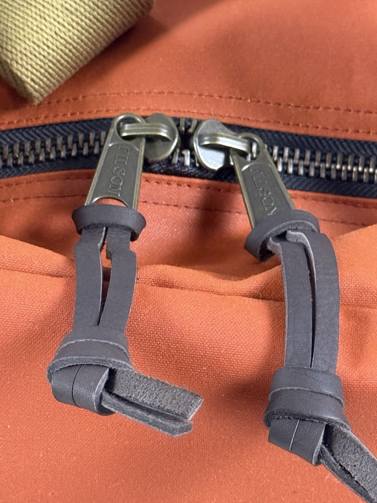 FILSON MEDIUM TIN CLOTH DUFFLE BAG RUST OS NWT