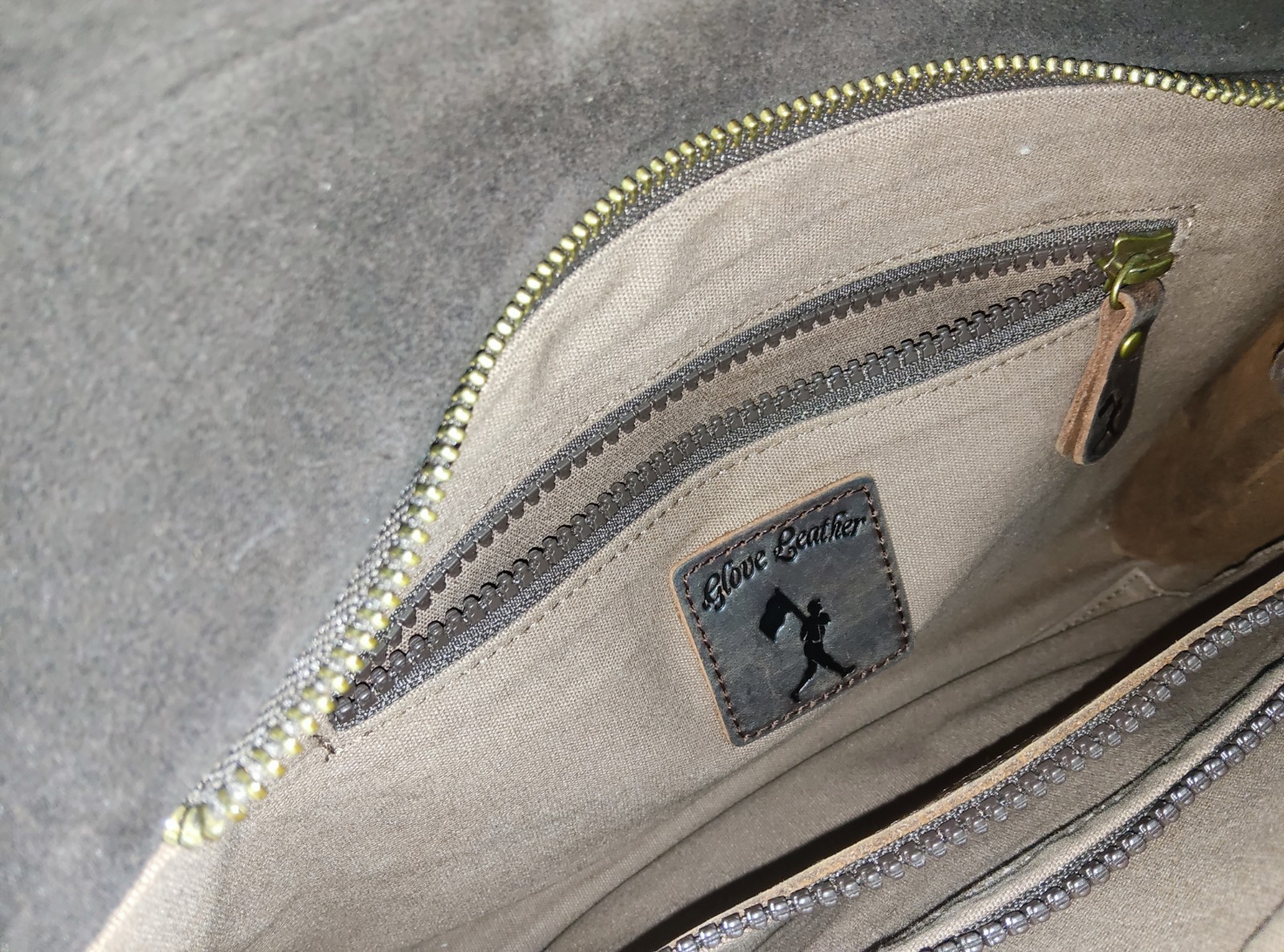 Glove Leather Unisex Messenger Bag. Pre-owned. Excellent Condition.