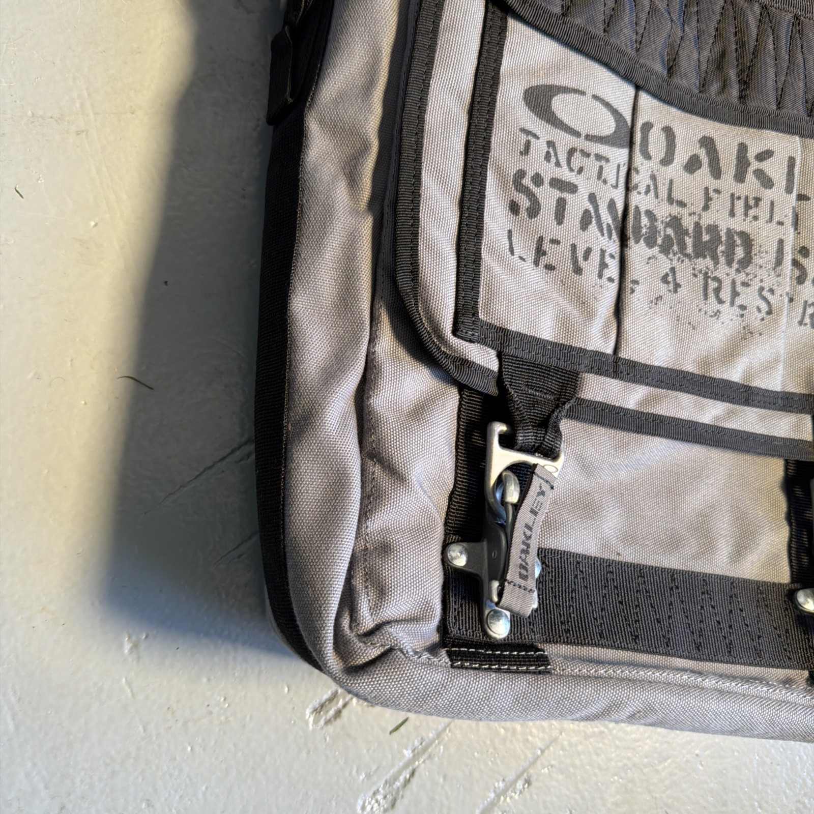 Oakley SI Tactical Field Gear Vertical Crossbody Bag