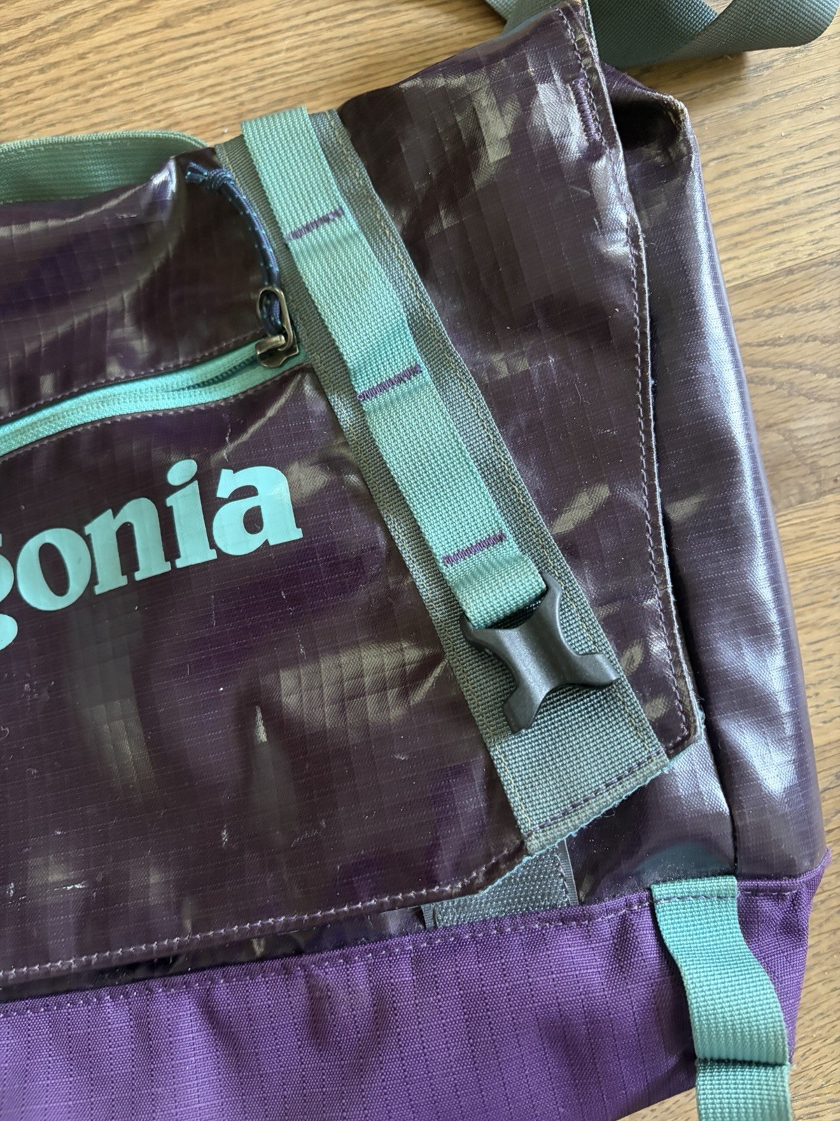 Patagonia Black Hole Messenger 12L Bag Purple Teal Laptop Lightweight 49321