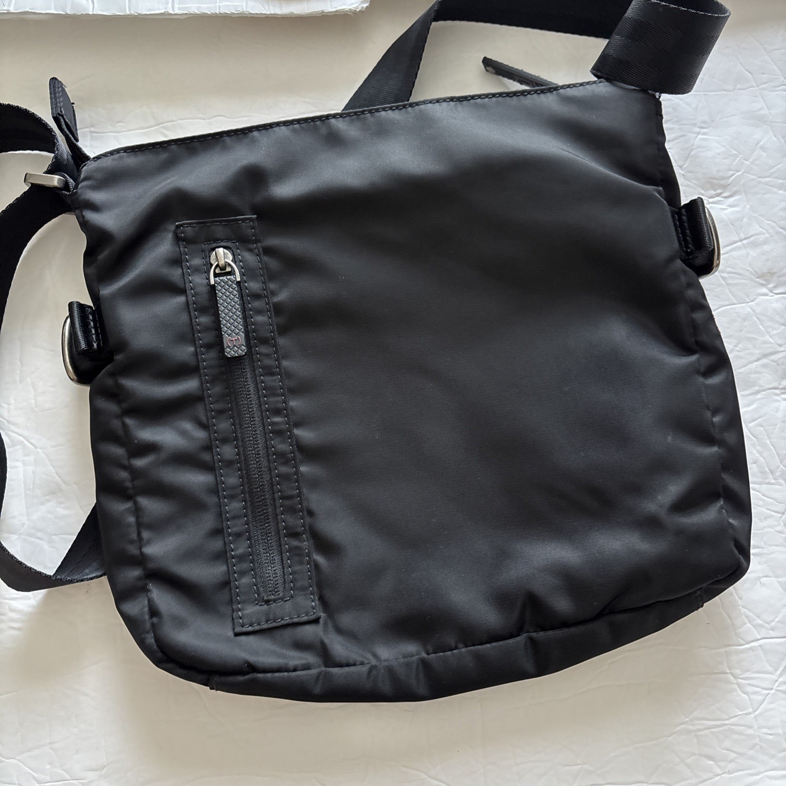 Tumi 57502D T-Tech Essential Gear Black Nylon Crossbody Messenger Bag Unisex