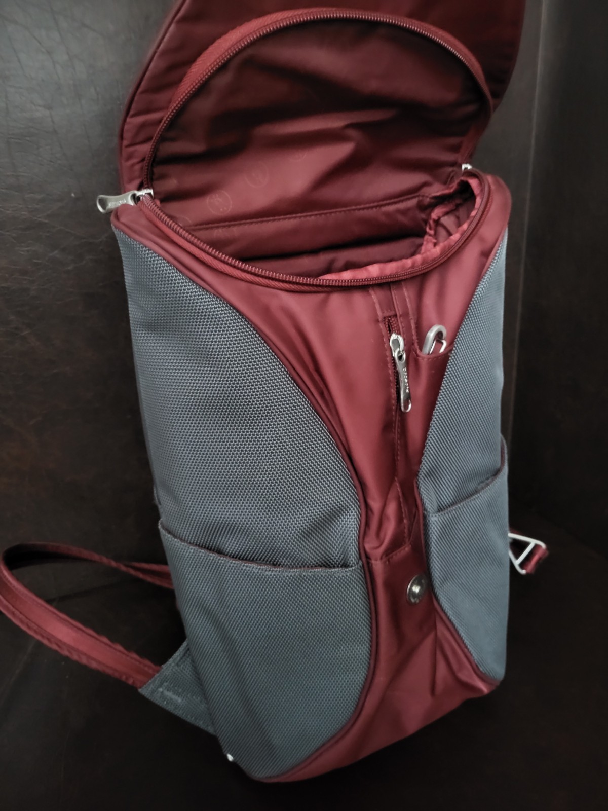 Pacsafe Dailysafe B100 anti theft – travel, commuter backpack – Burgundy/Grey