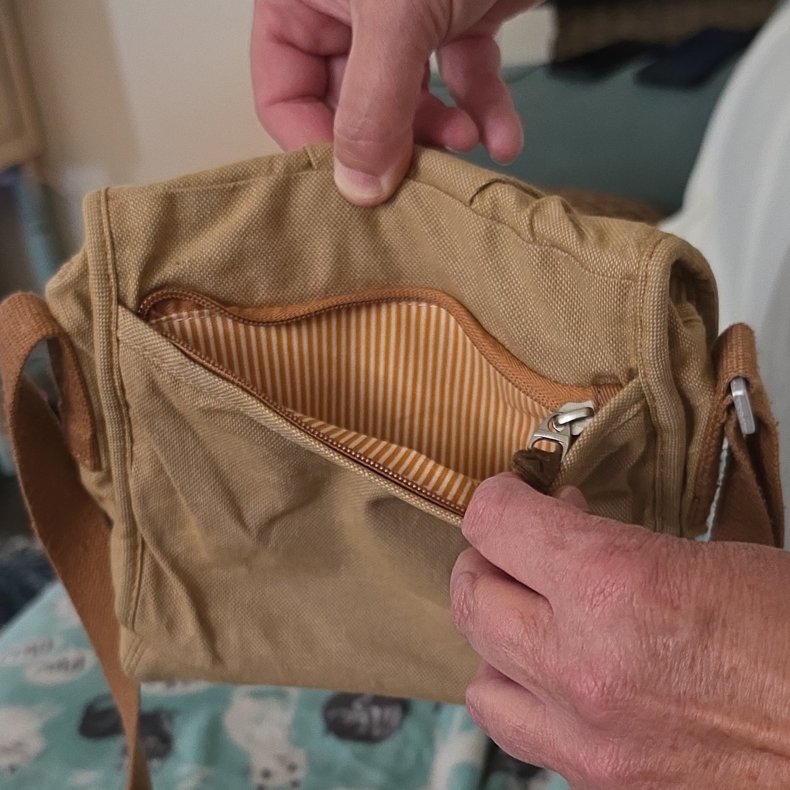KEEN Men’s Small Brown Crossbody Bag Adjustable Strap Outer Pockets