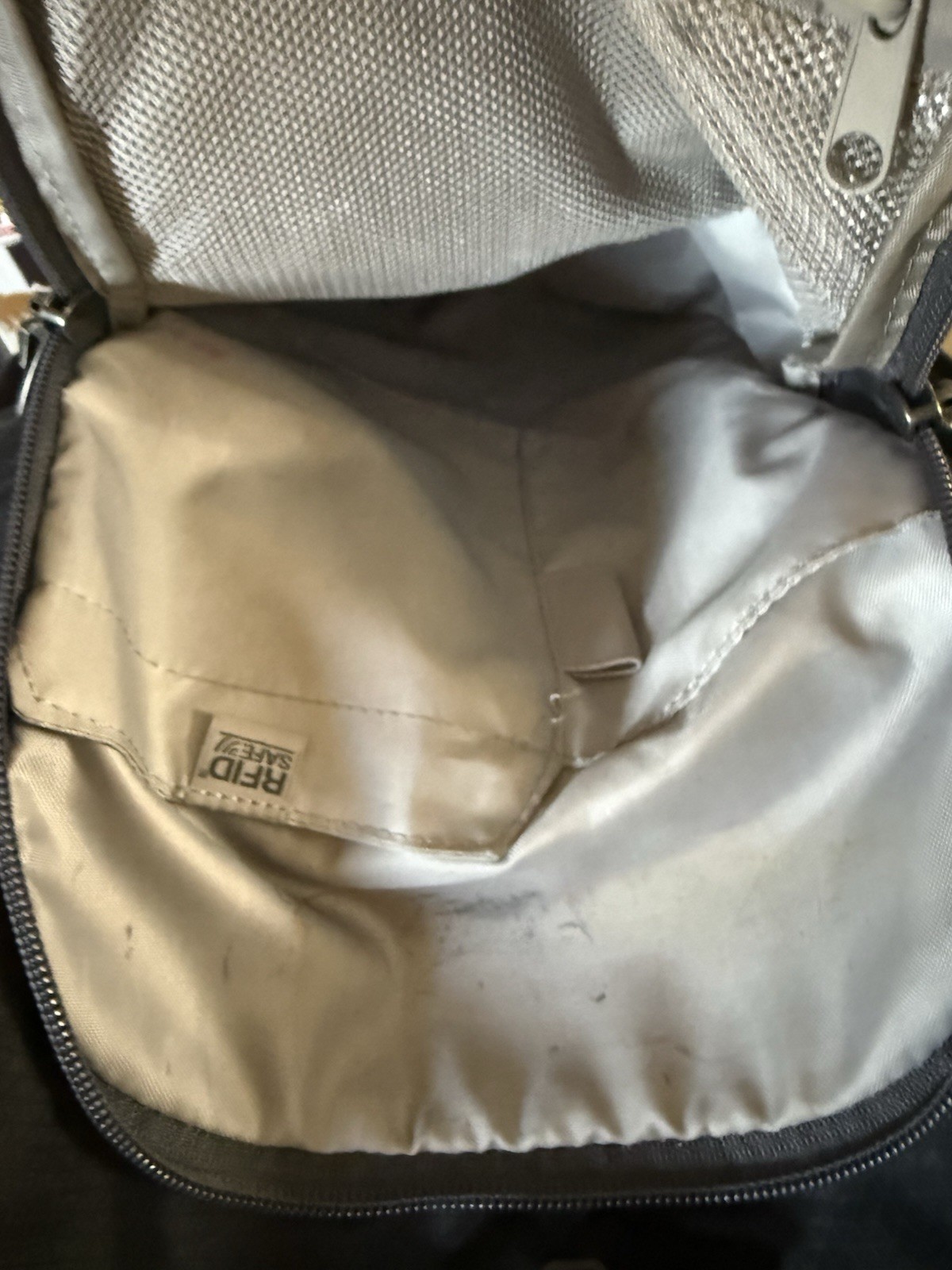 Very Good – PACSAFE Venturesafe G3 25L Backpack – Black