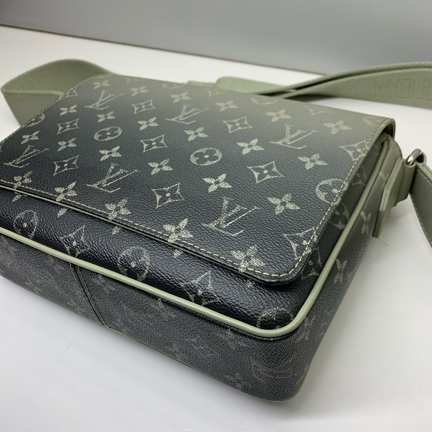 Louis Vuitton Pre-Owned Authentic DISTRICT Messenger Bag Crossbody Grey26x20x7cm