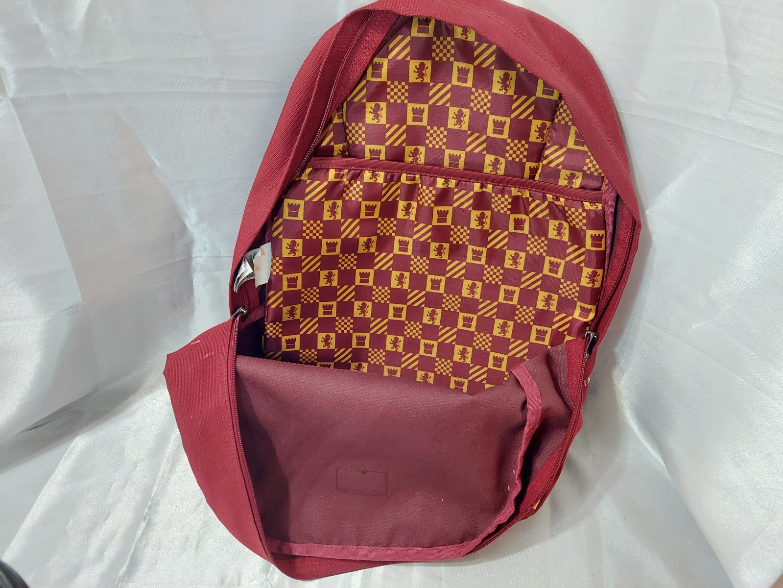 VANS X HARRY POTTER OLD SKOOL III GRYFFINDOR BACKPACK 16″ HIGH PRE-OWNED