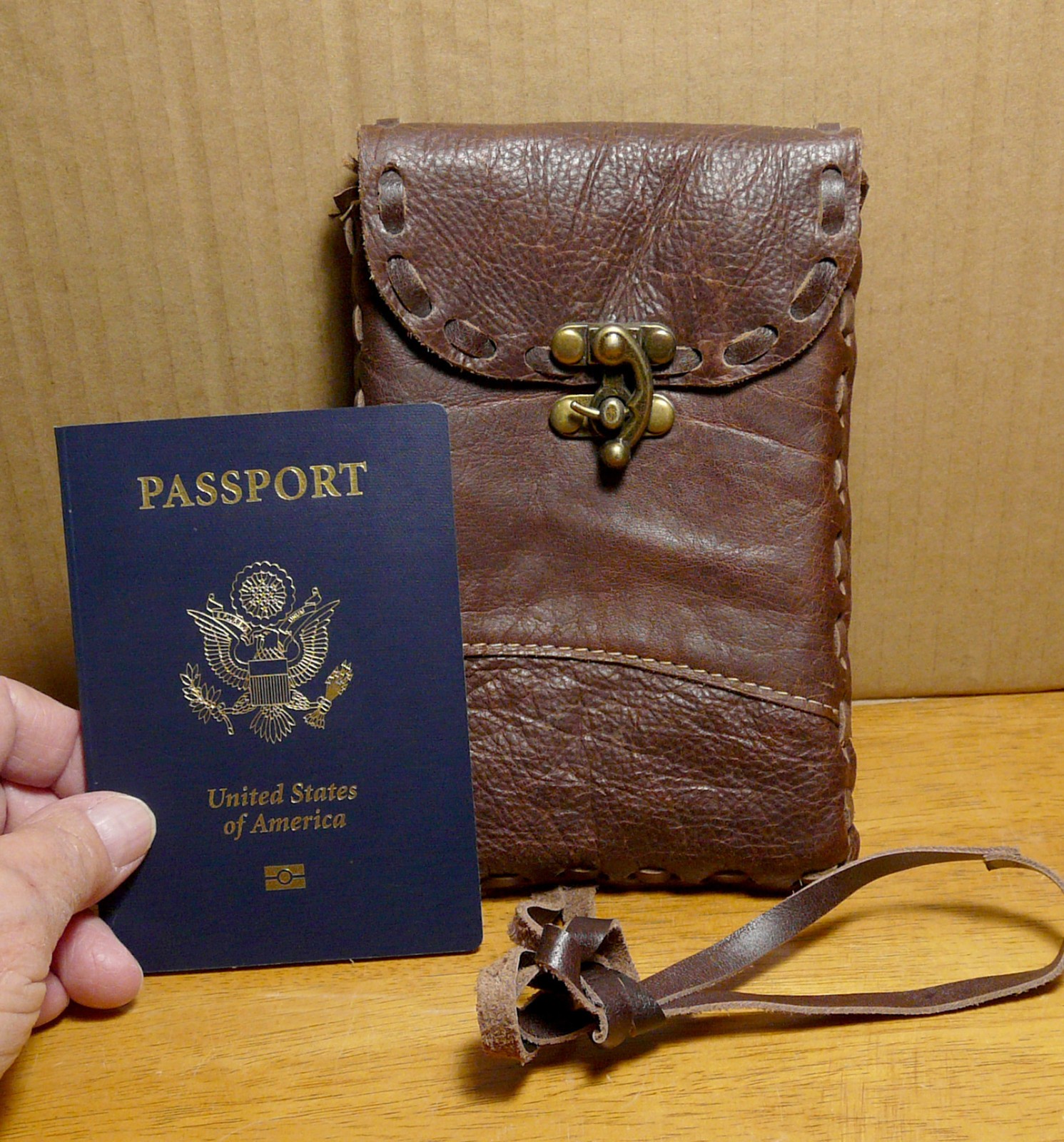 PASSPORT CROSSBODY/NECK POUCH_LIGHTLY DISTRESSED LEATHER_WATER BUFFALO_262946-02