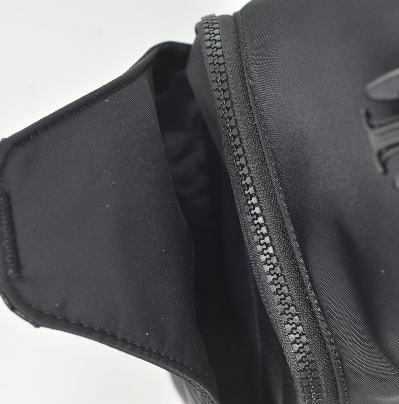 DKNY Black Logo Shoulder Sling Bag DO090AH3