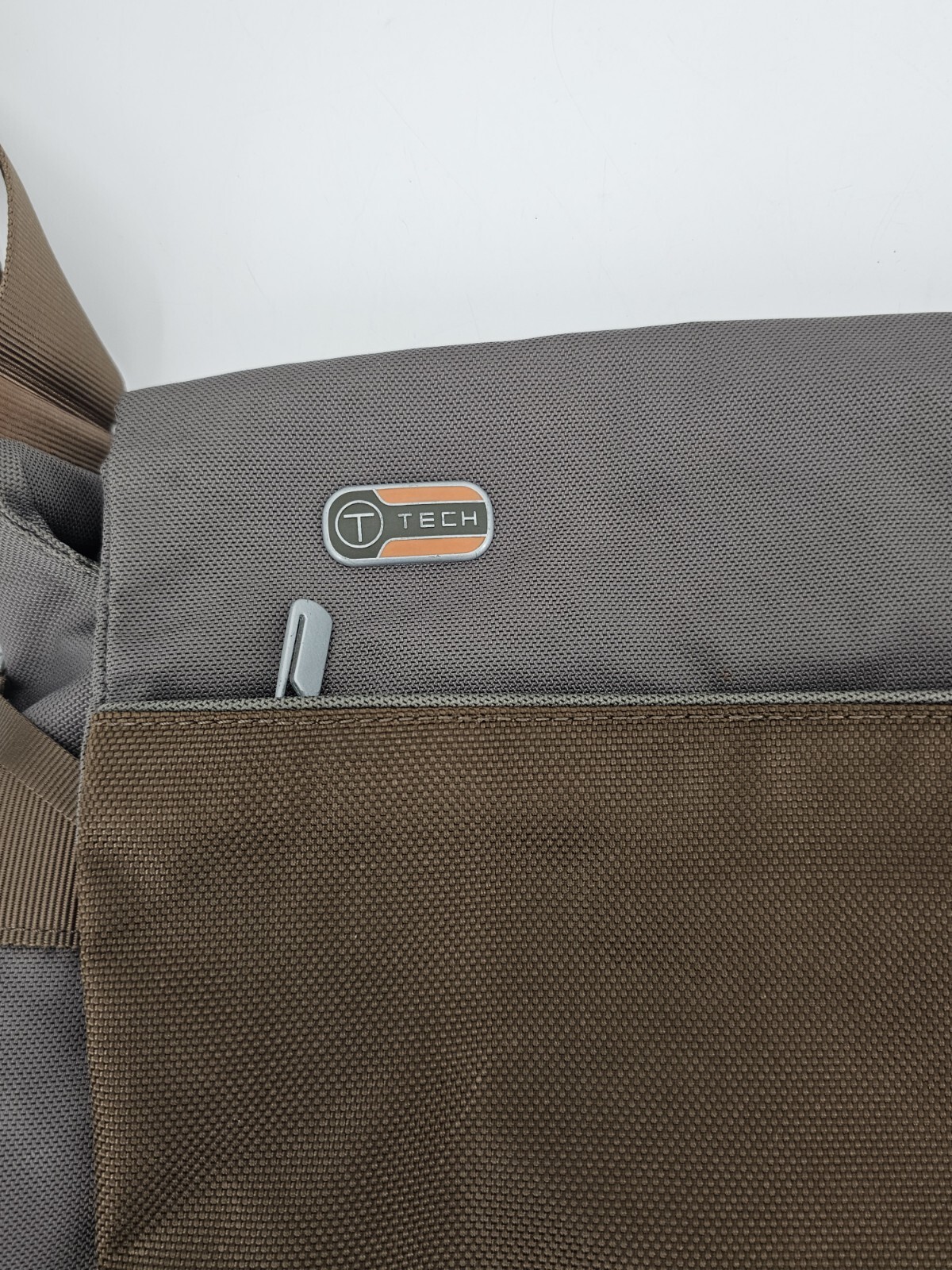Tumi T-Tech Essential Gear Black Laptop Messenger Bag – Preowned