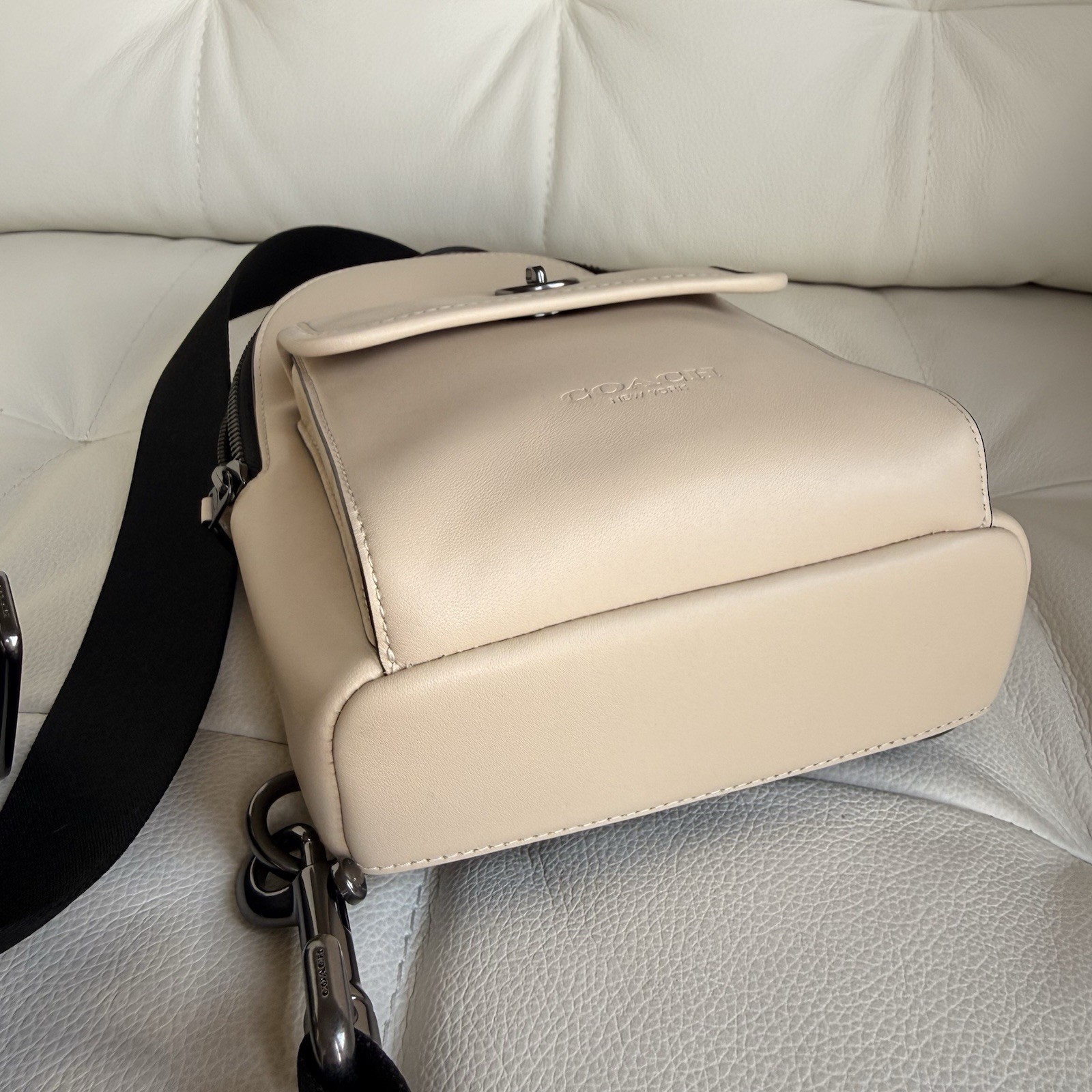 NWT COACH MEN’S Small Turnlock Sling Pack Bag Gunmetal/Ivory Calf Leather CAJ28