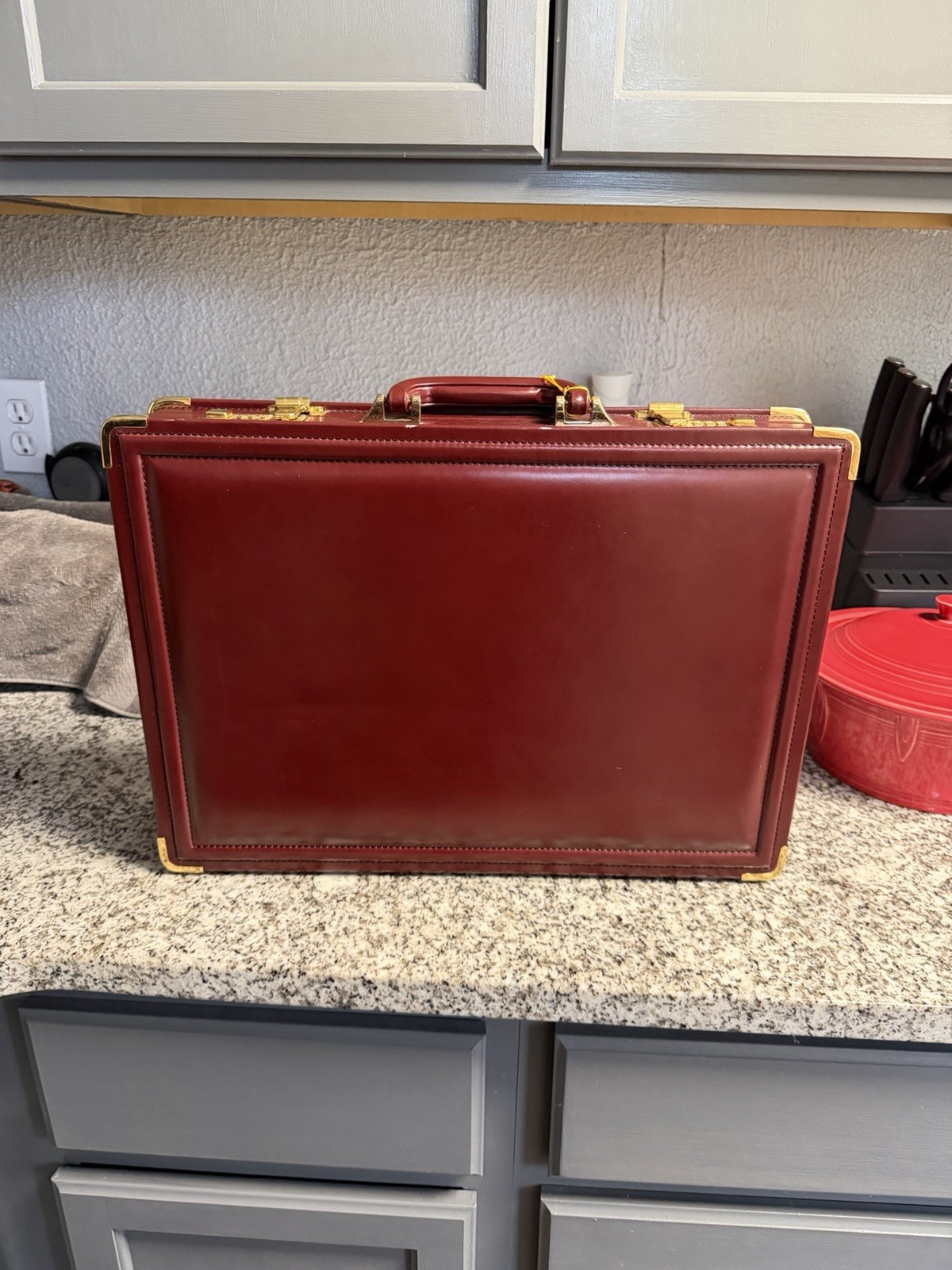 Vtg WORLD TRAVELLER Brown Leather Briefcase New Condition Combo Lock Red Velvet