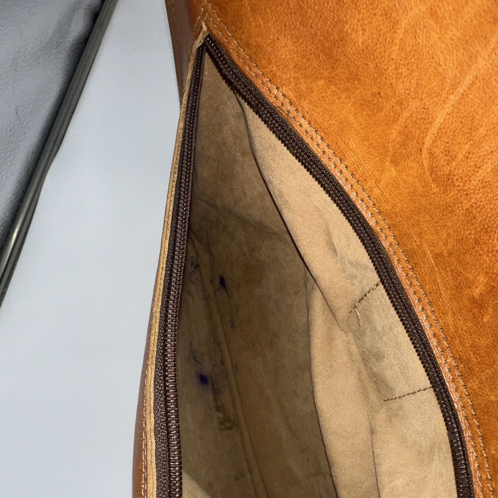Urban Leather Brown Messenger Bag Magnetic/Zip Closure Outer & Inner Pockets