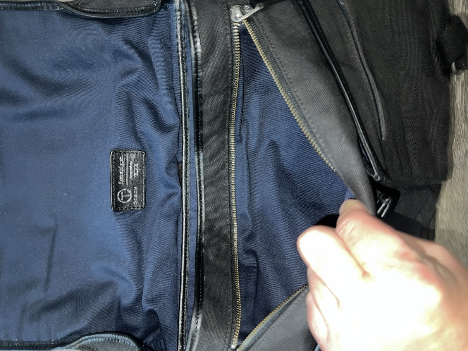 Tumi T-Tech Essential Gear Black Laptop Messenger Bag Expandable Bag 55171dc