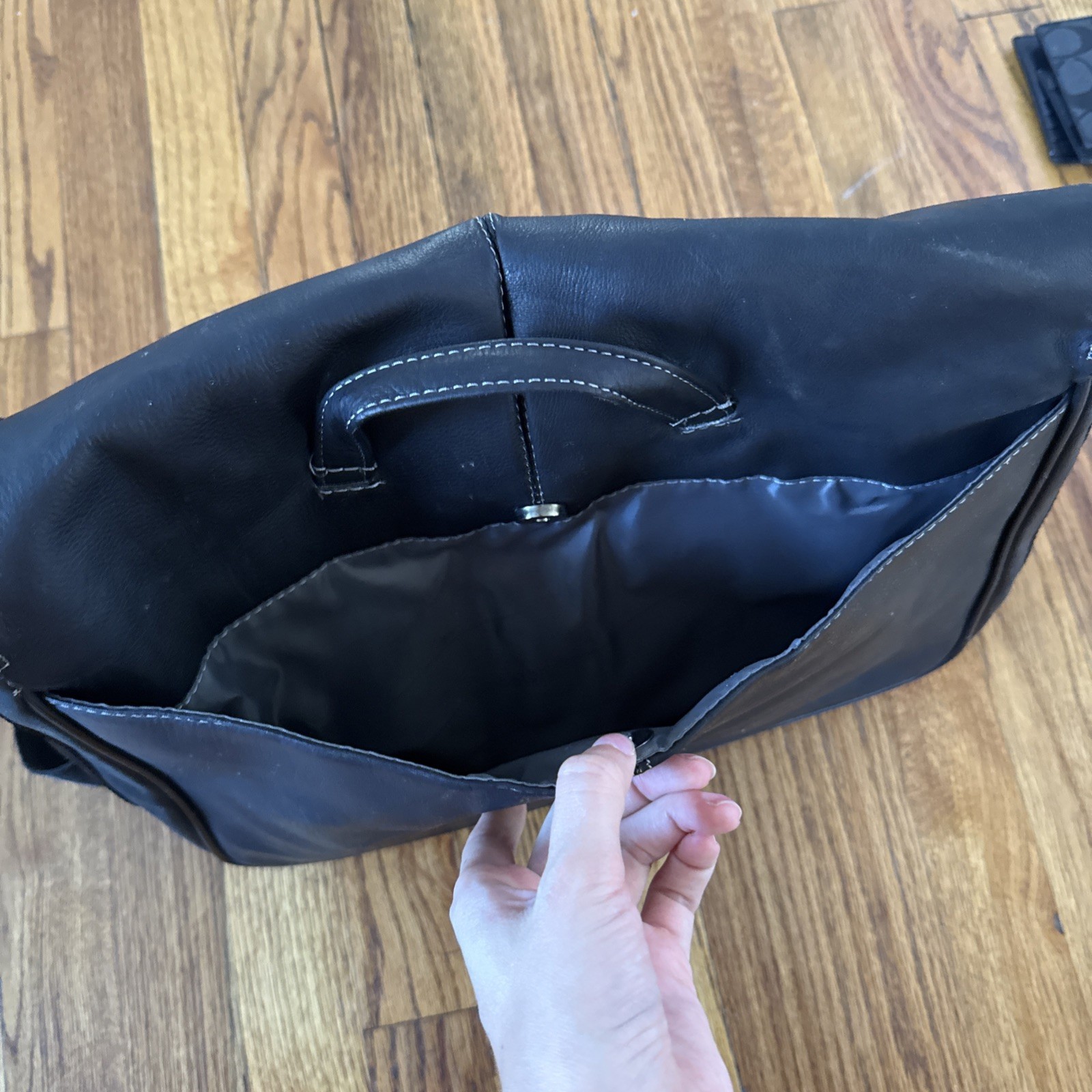 Kenneth Cole Reaction Colombian Leather Messenger Bag