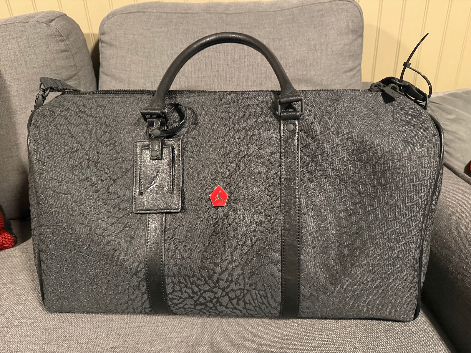 Nike Jordan Icon Duffel Bag 40L Off Noir. Black. LM9021-GOT